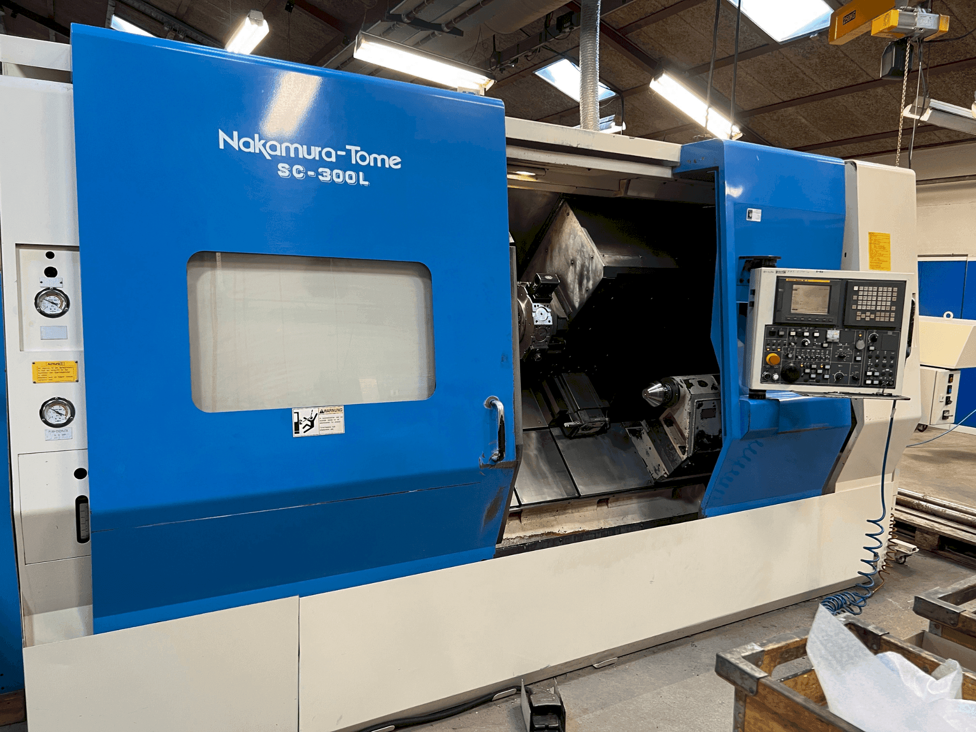 Čelní pohled  na NAKAMURA SL 300LY  stroj