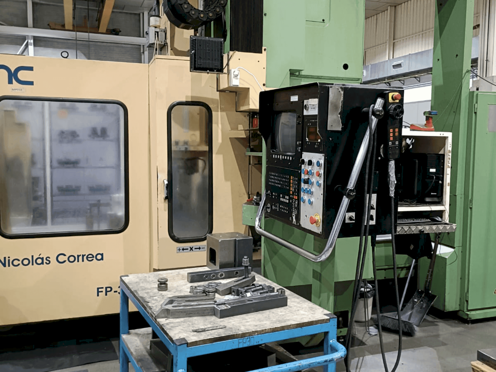 Čelní pohled  na Correa FP30  stroj