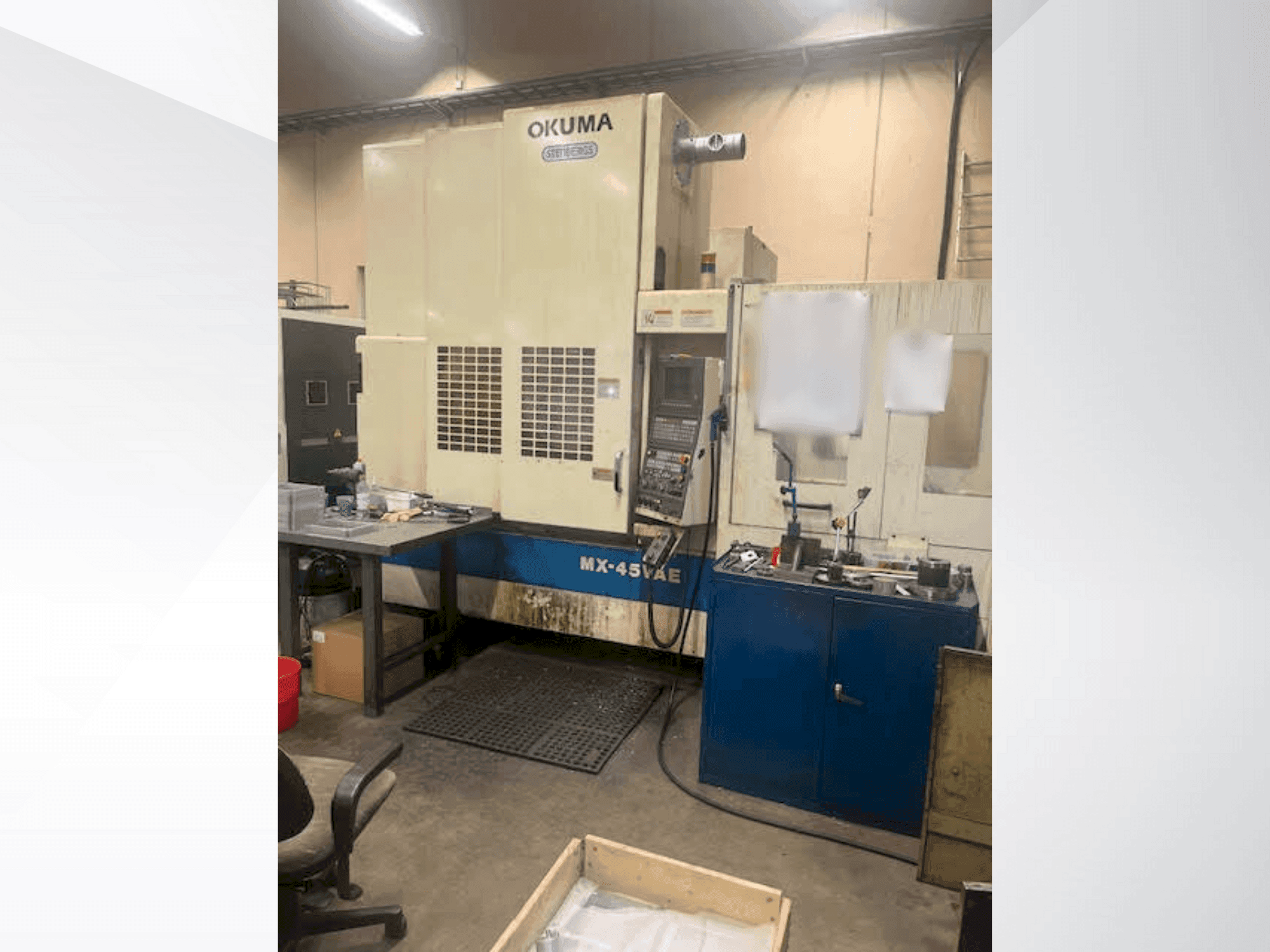 Čelní pohled  na Okuma MX-45VAE  stroj