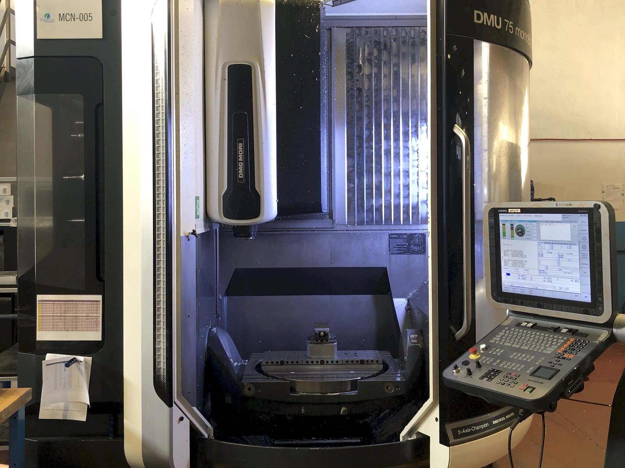 Čelní pohled  na DMG MORI DMU 75 Monoblock  stroj