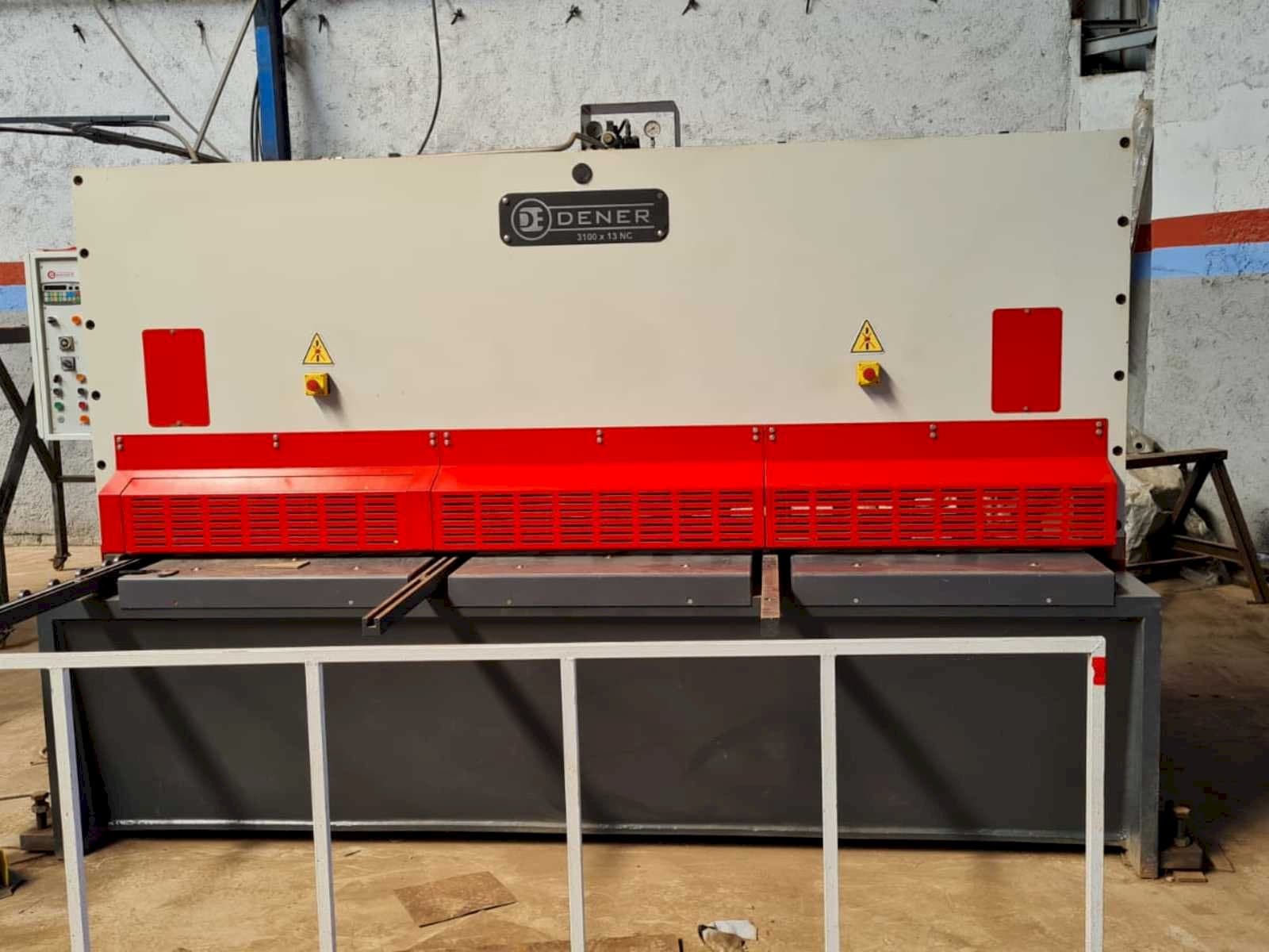 Čelní pohled  na DENER BS 3013  stroj