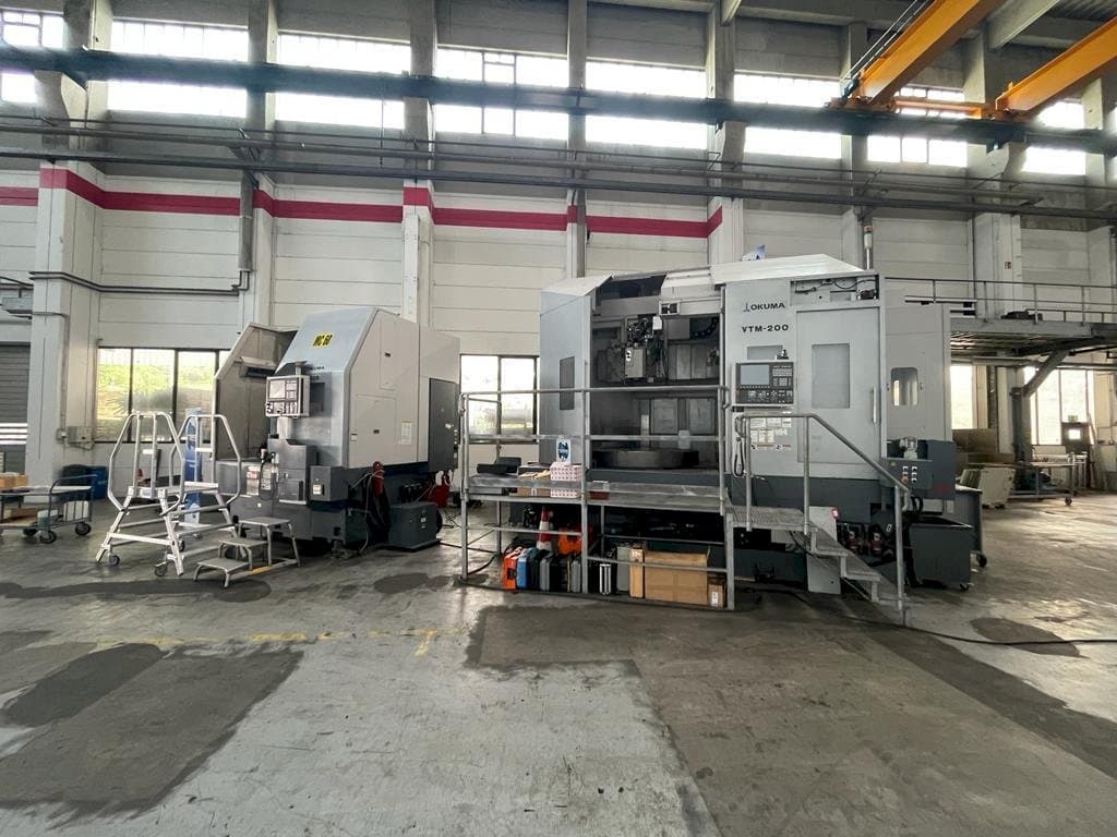 Čelní pohled  na Okuma VTM-200 1ST  stroj