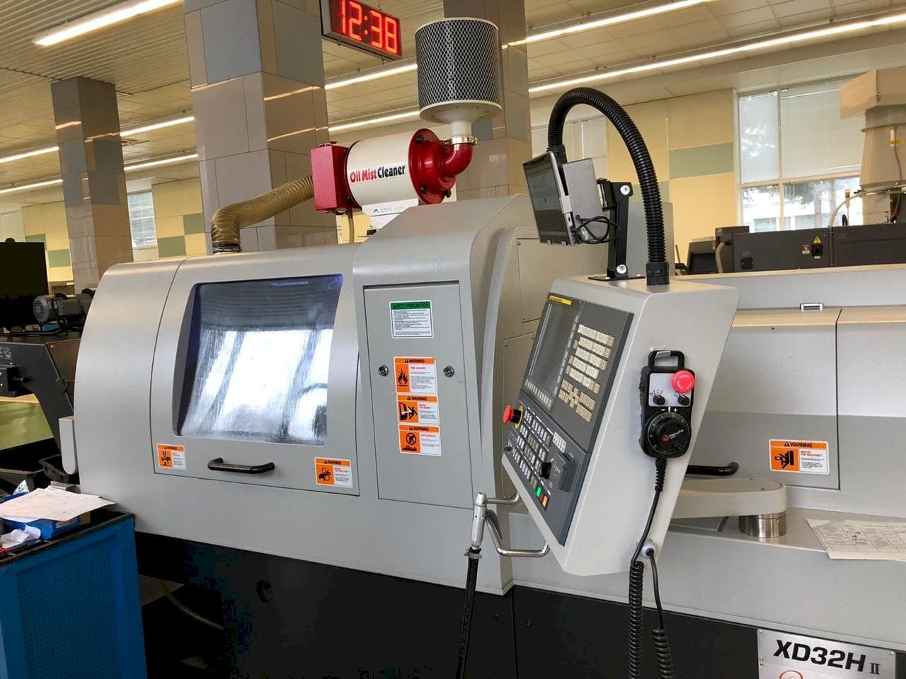 Čelní pohled  na Hanwha XD32H II  stroj