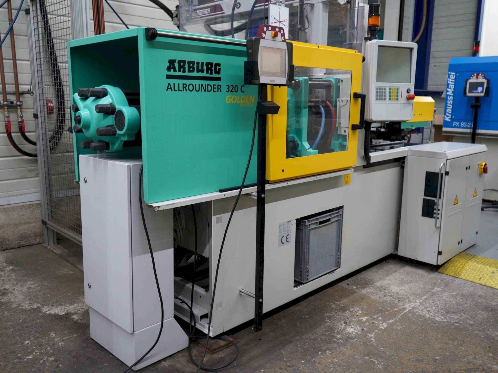 Čelní pohled  na Arburg 320C (500-170)  stroj