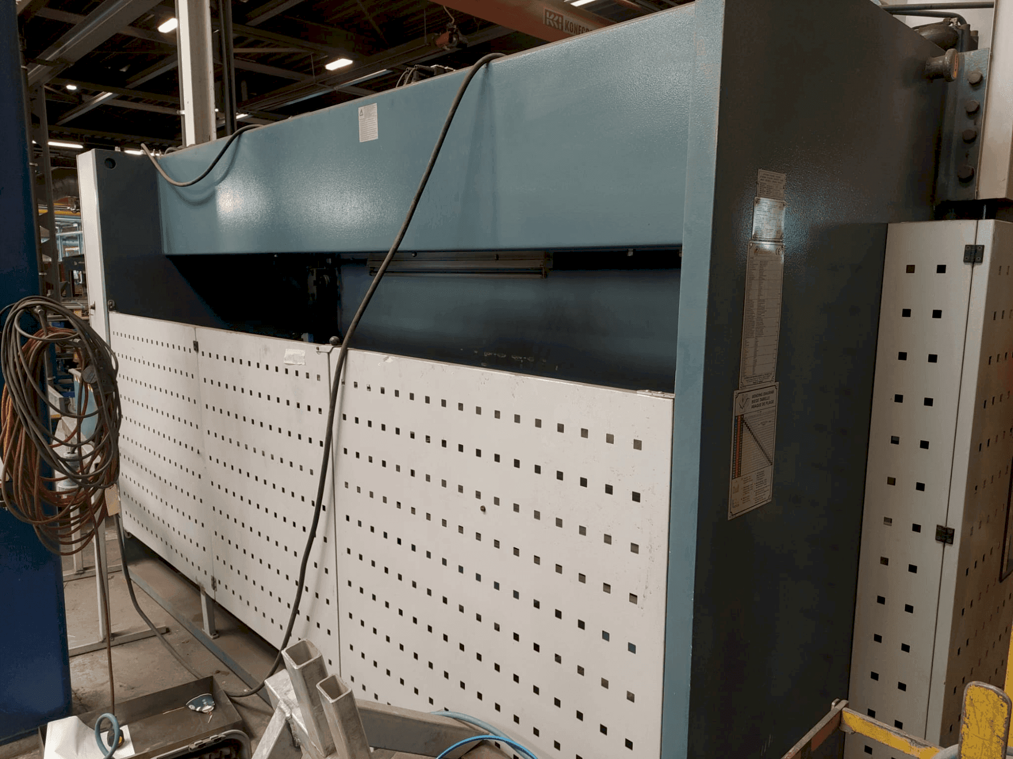 Čelní pohled  na Durma E 40160  stroj