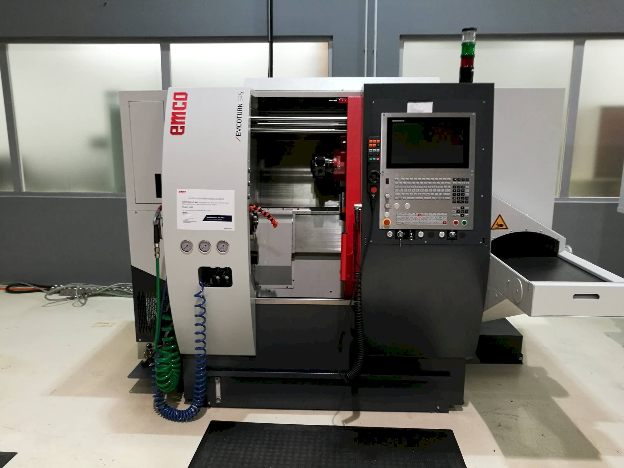 Čelní pohled  na EMCO E45 SMY  stroj