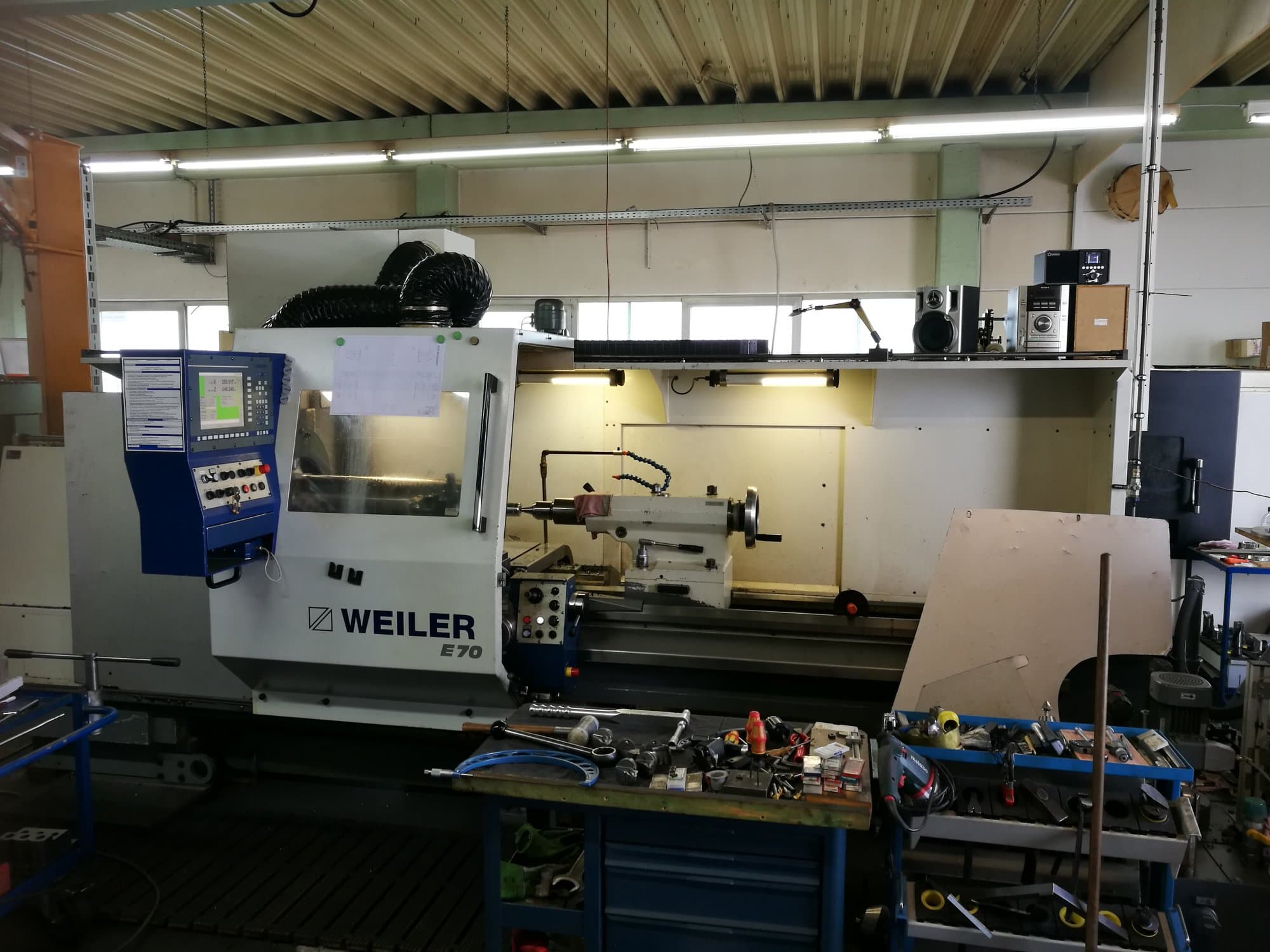 Čelní pohled  na Weiler E70/3000 stroj