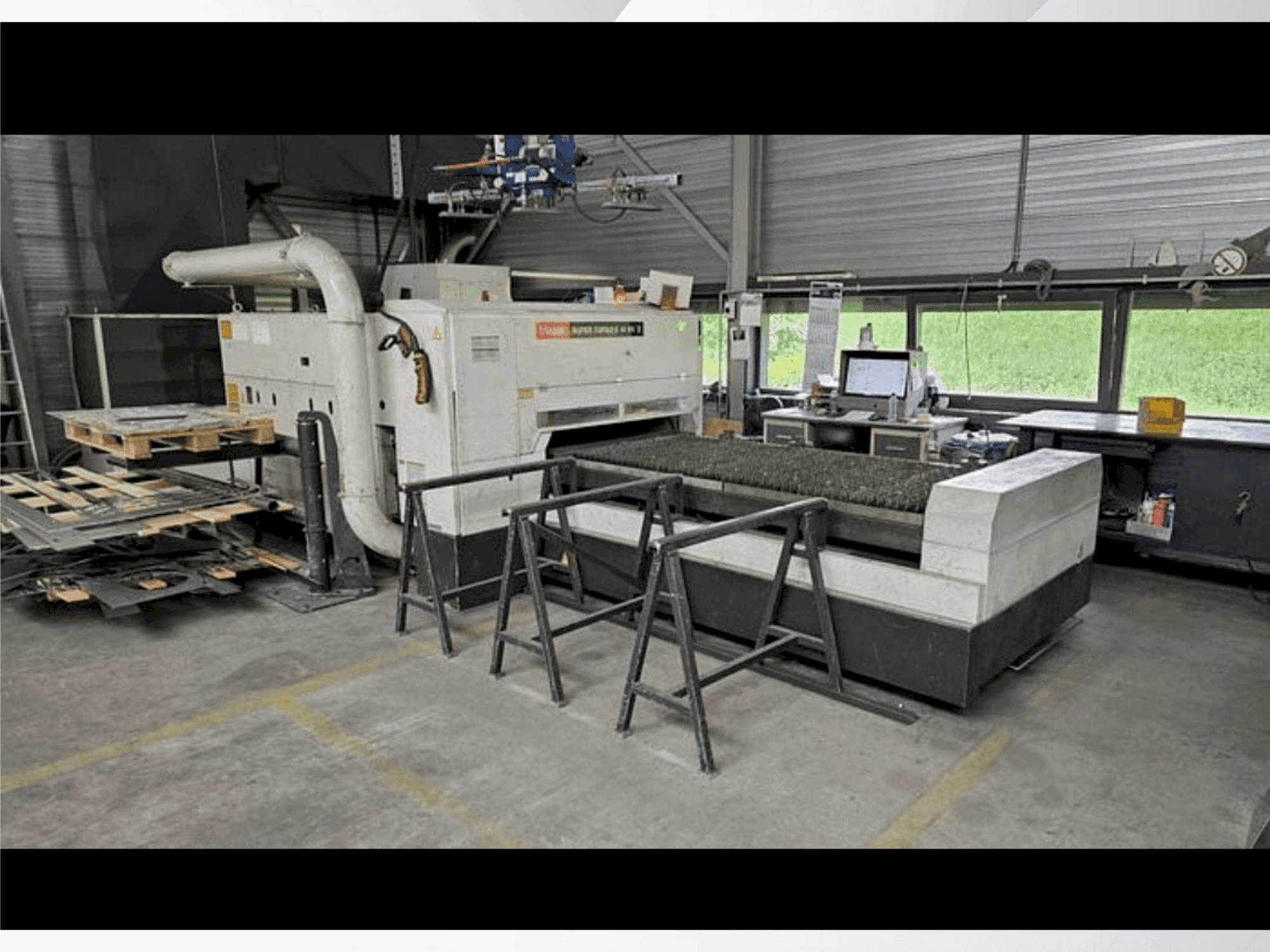 Čelní pohled  na Mazak Super Turbo-X 48 MK II  stroj