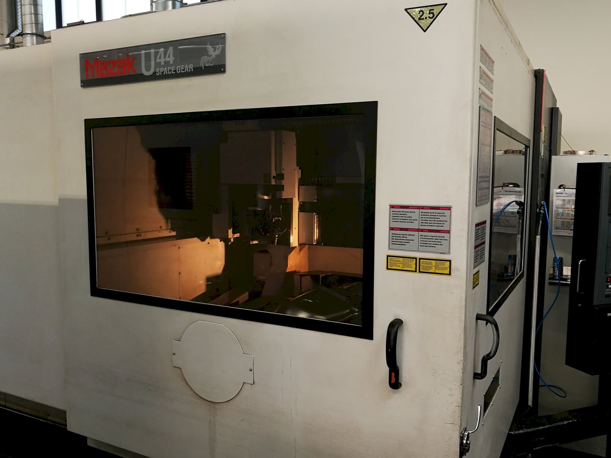 Levý pohled  na Mazak Space Gear-U44 stroj