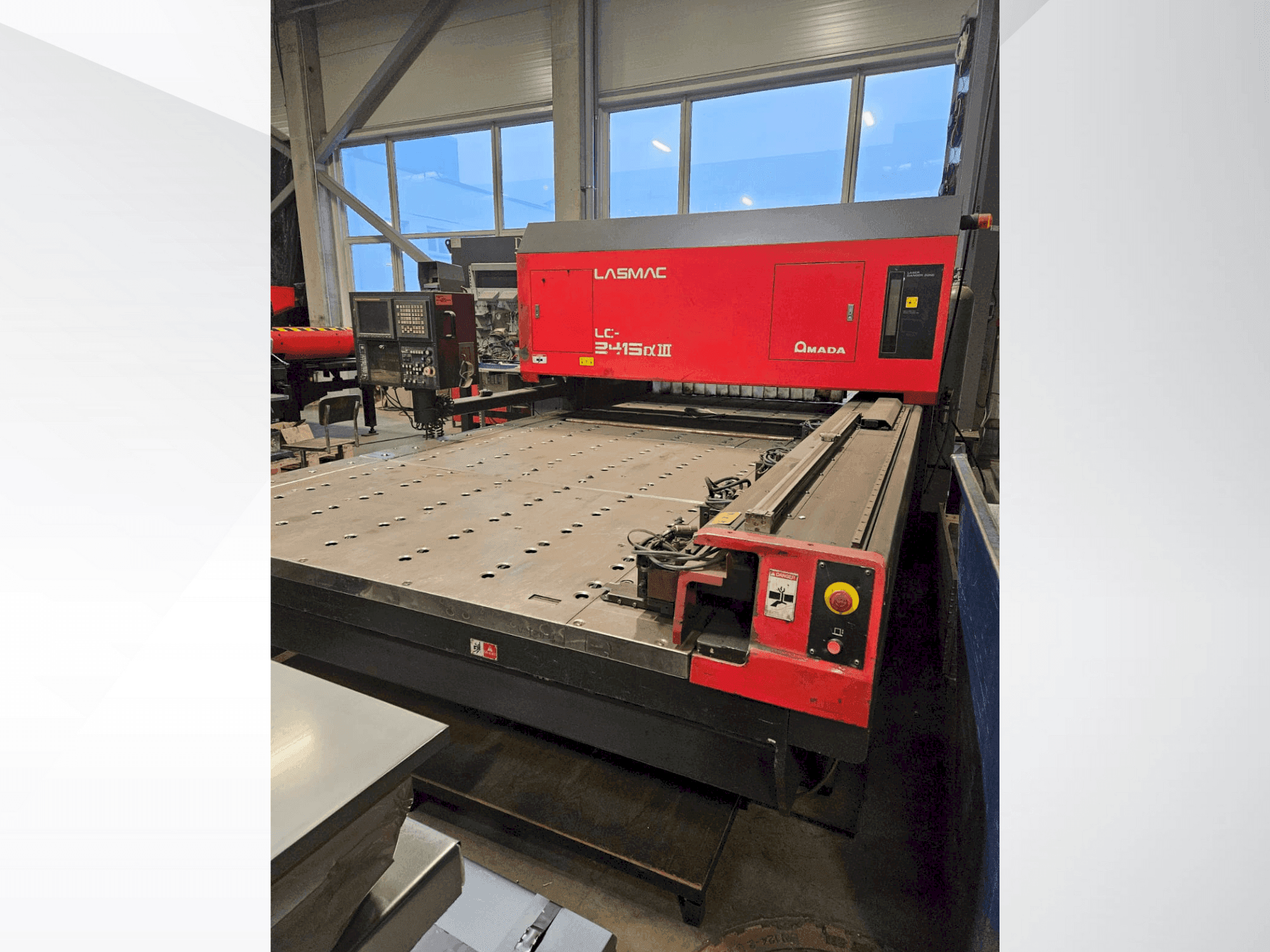 Čelní pohled  na AMADA LC 2415 A3  stroj