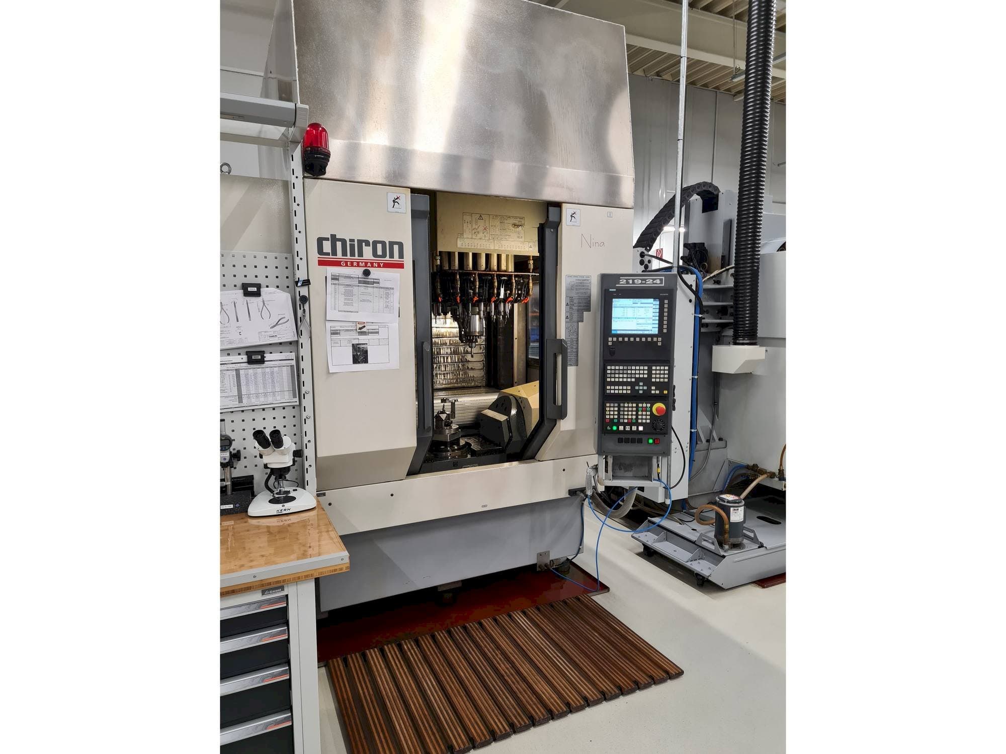 Čelní pohled  na CHIRON FZ 15 S  stroj