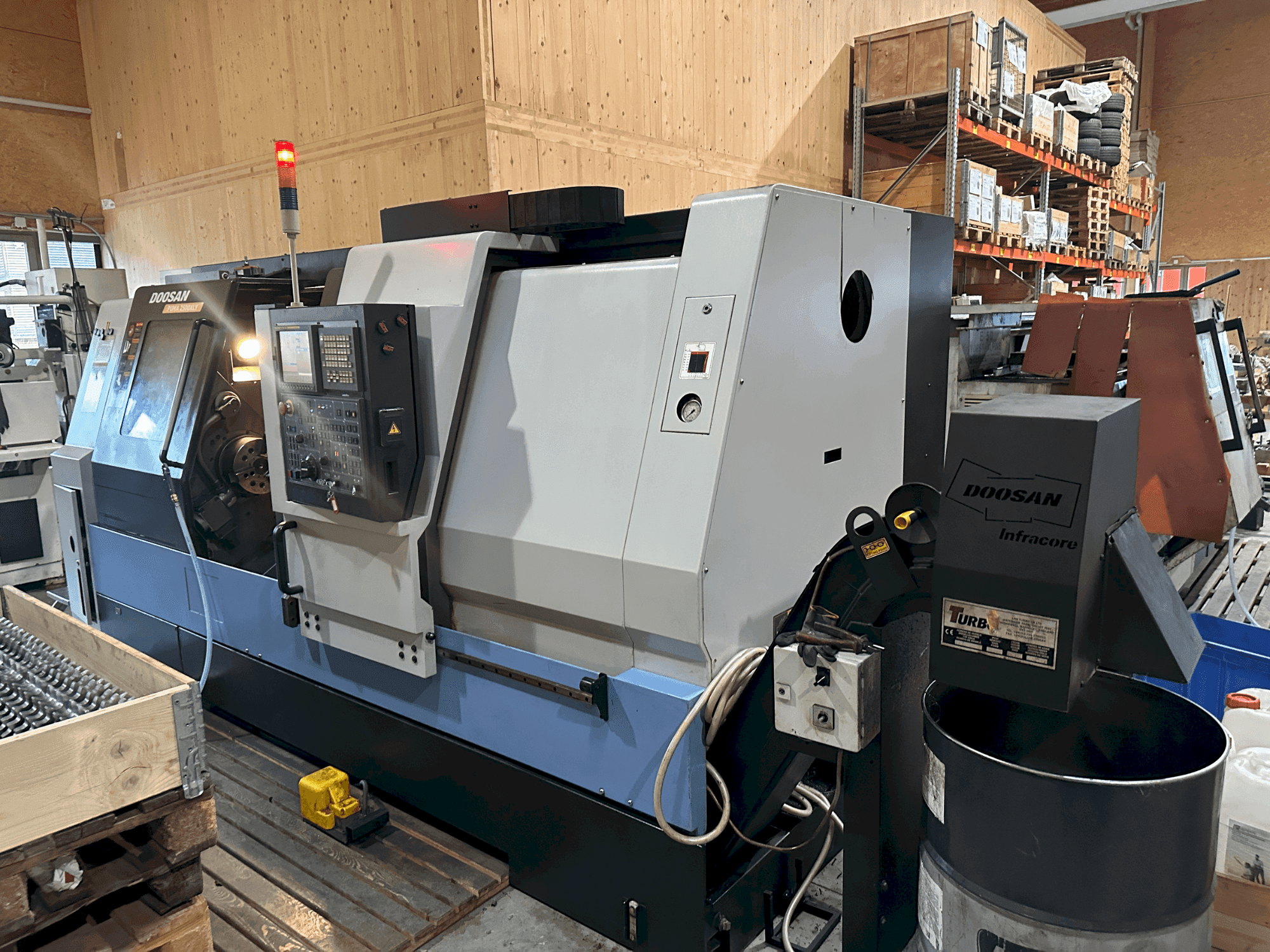 Čelní pohled  na DOOSAN Puma 2500XLY  stroj