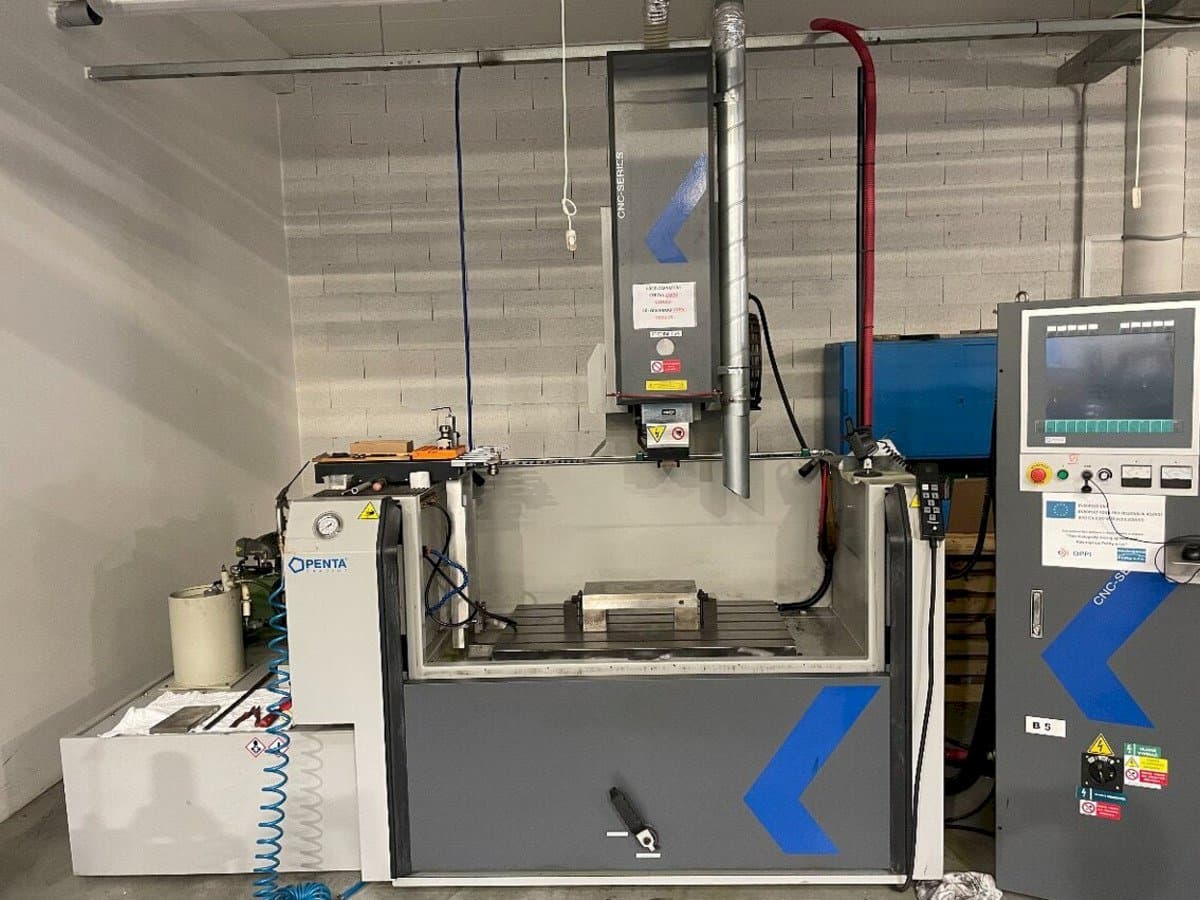 Čelní pohled  na PENTA 650G CNC  stroj