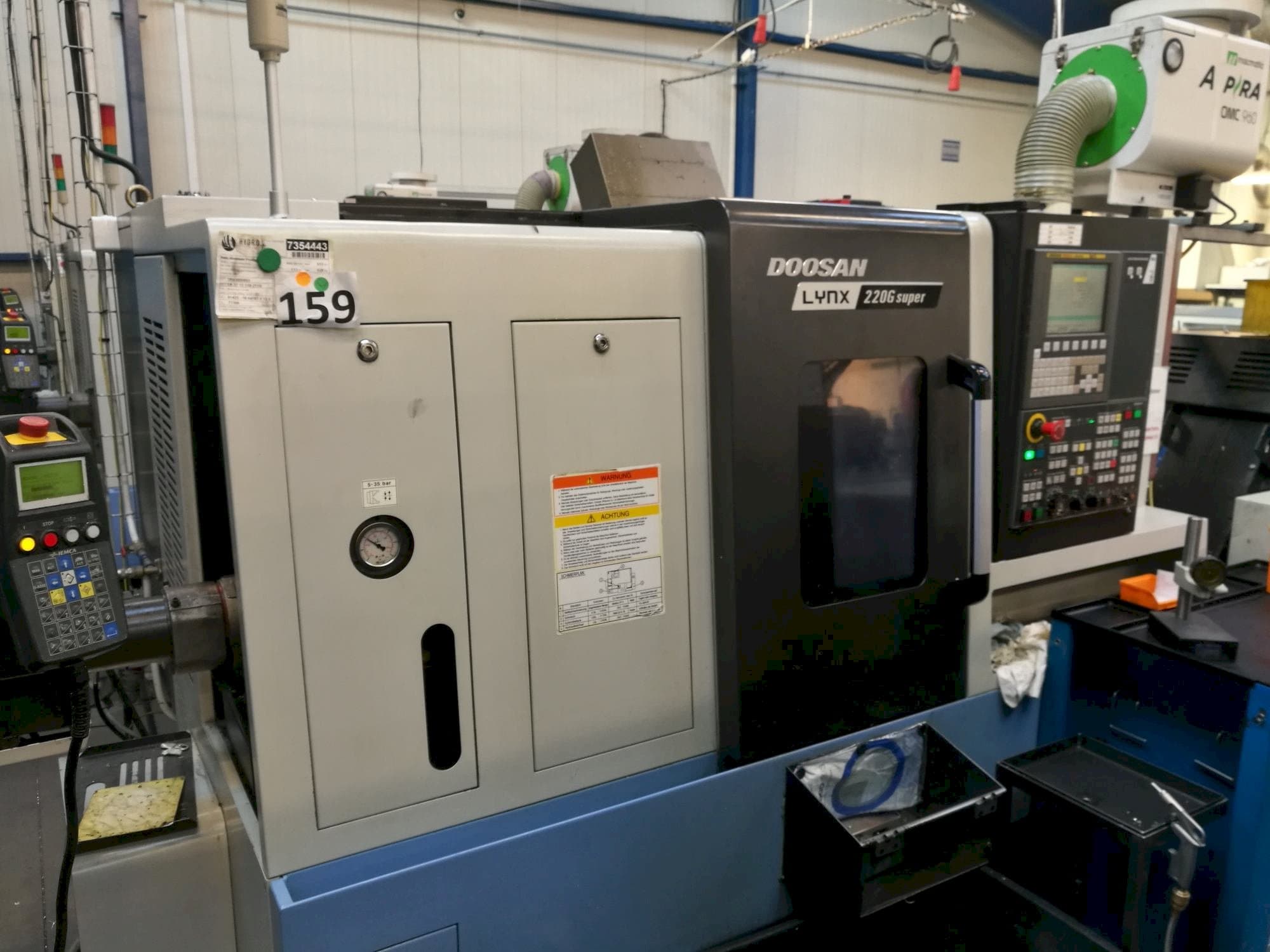 Levý pohled  na Doosan Lynx 220GA  stroj