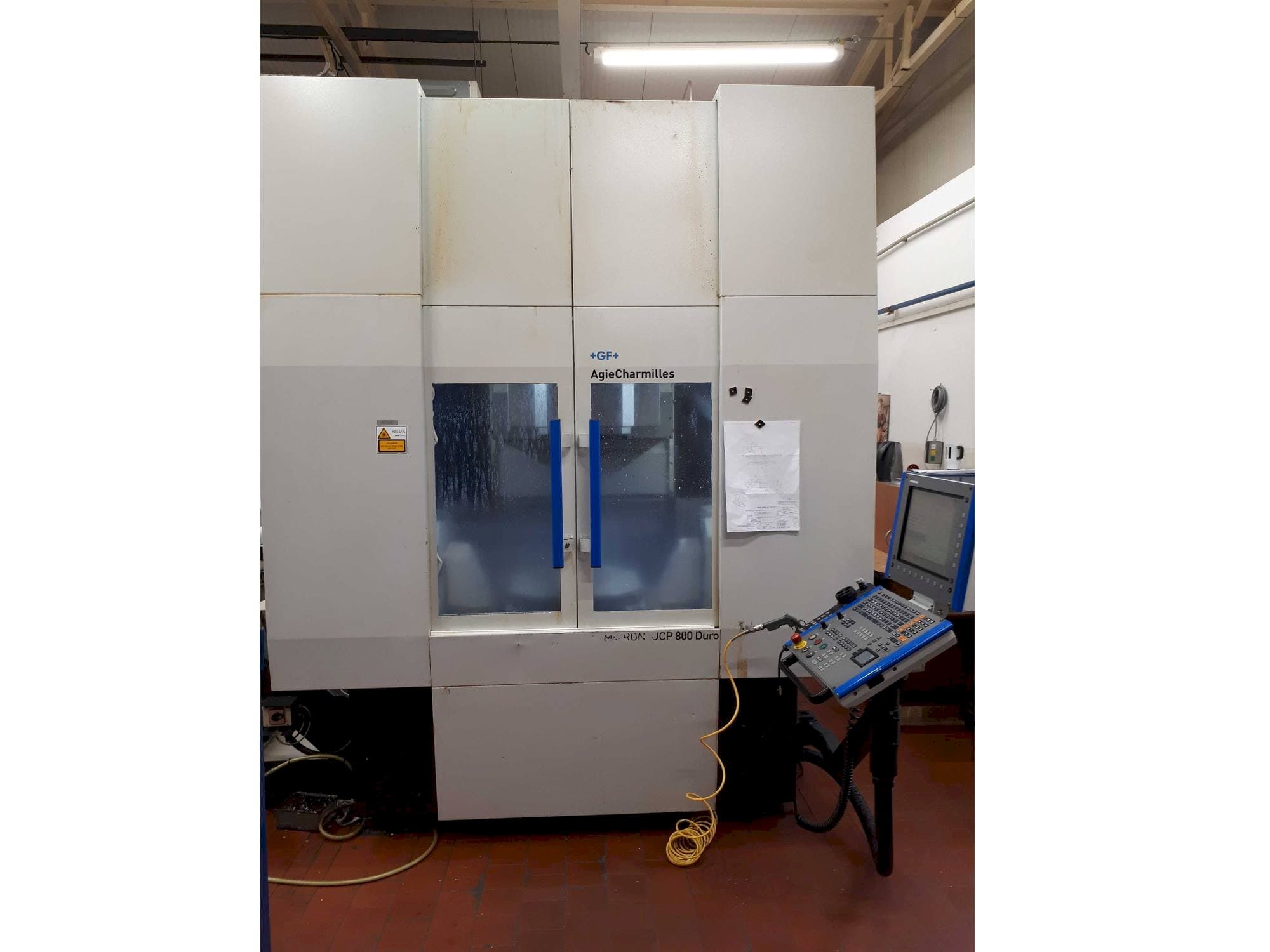 Čelní pohled  na GF Mikron UCP 800 Duro  stroj