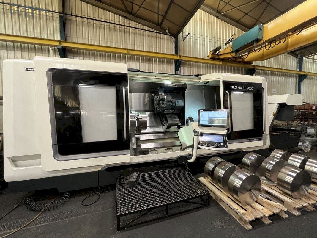 Levý boční pohled  na DMG MORI NLX 6000 | 2000  stroj