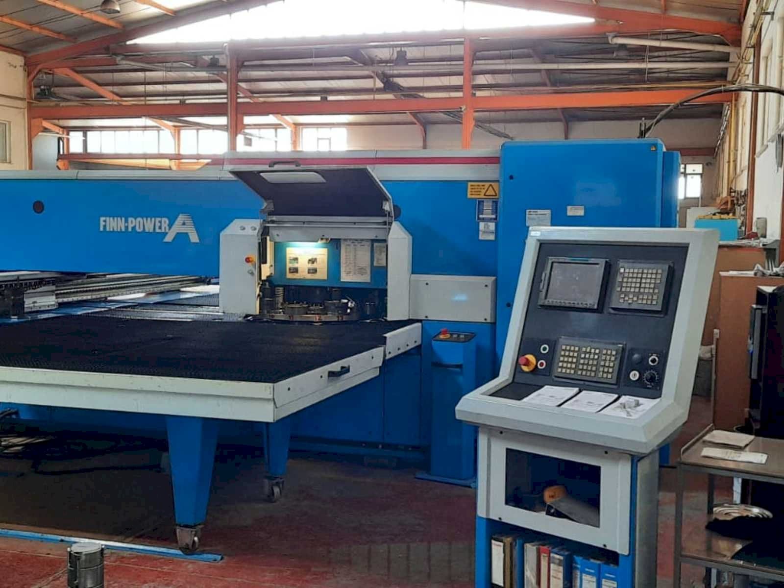 Čelní pohled  na Finn-Power A525F  stroj