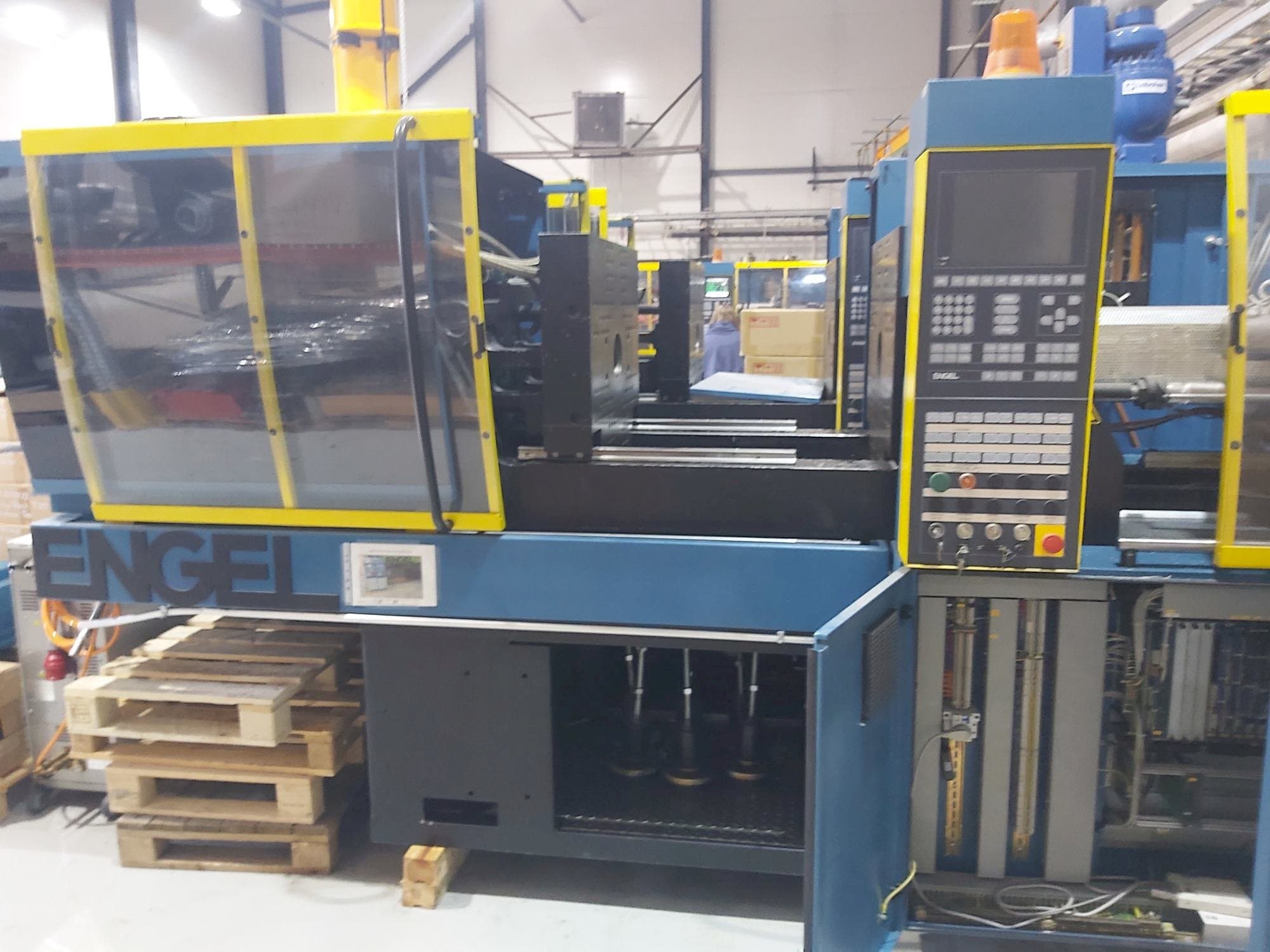 Čelní pohled  na ENGEL ES 330/80 HL  stroj