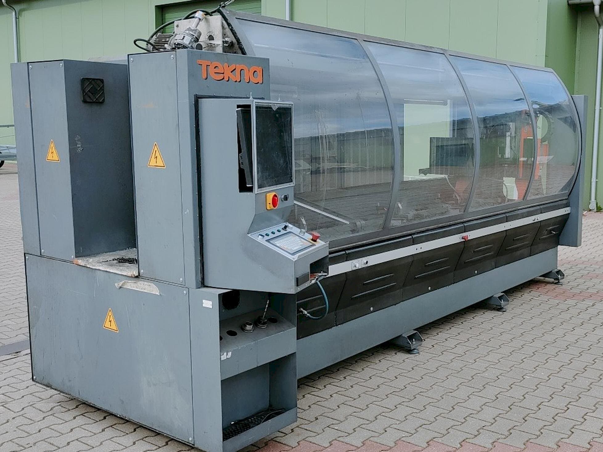 Čelní pohled  na Tekna TK427-3  stroj