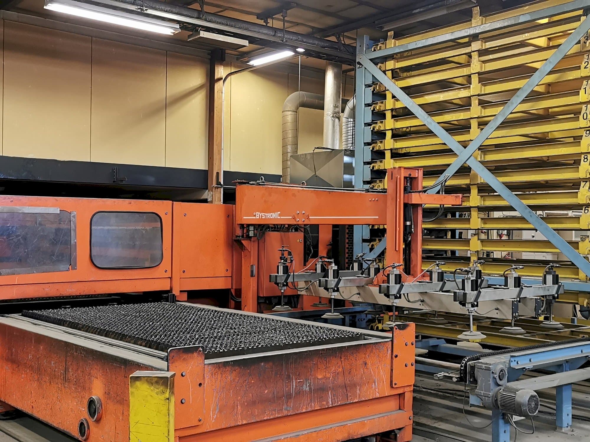 Čelní pohled  na Bystronic BTL 3500  stroj