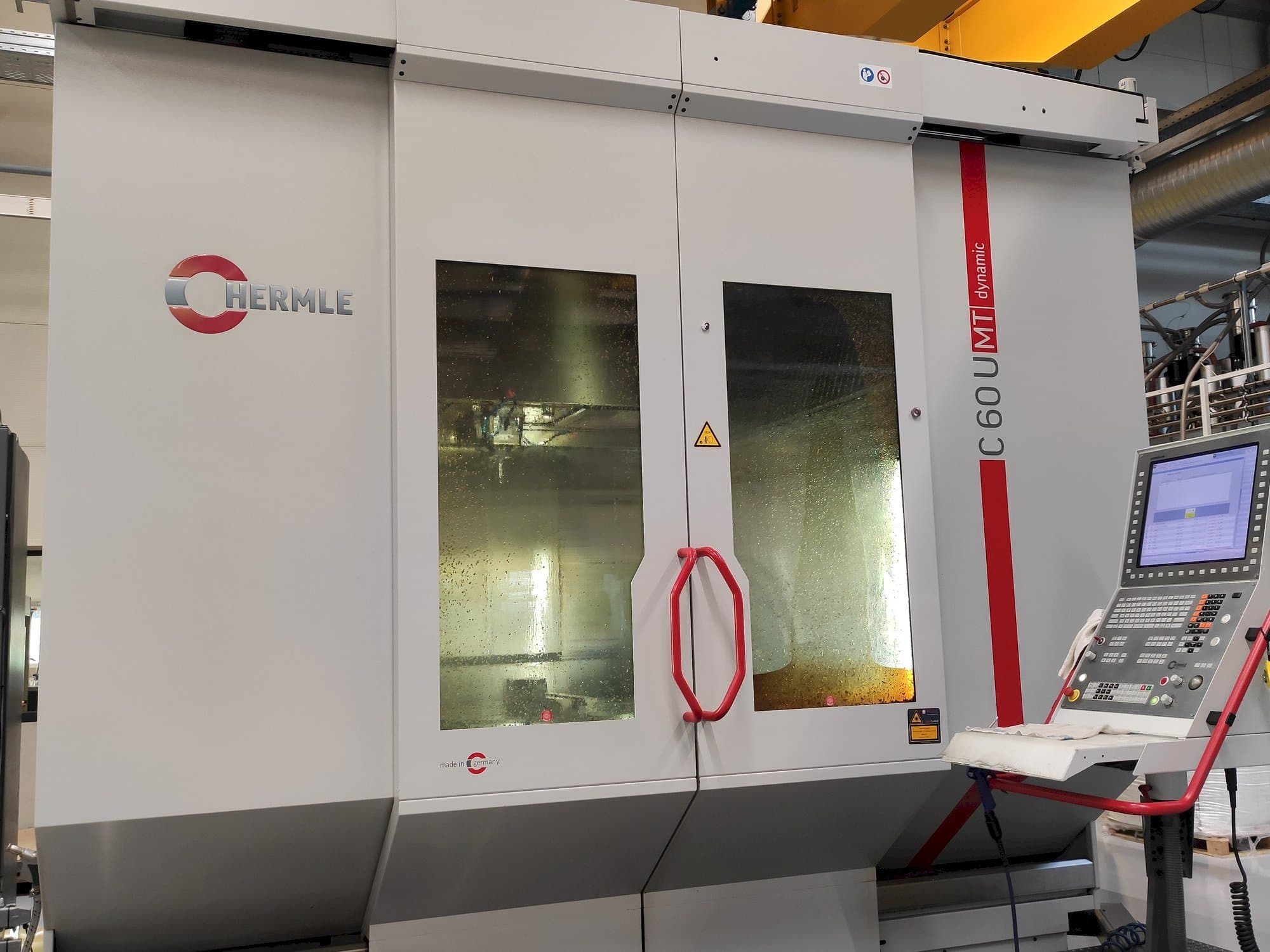 Čelní pohled  na HERMLE C 60 U MT  stroj