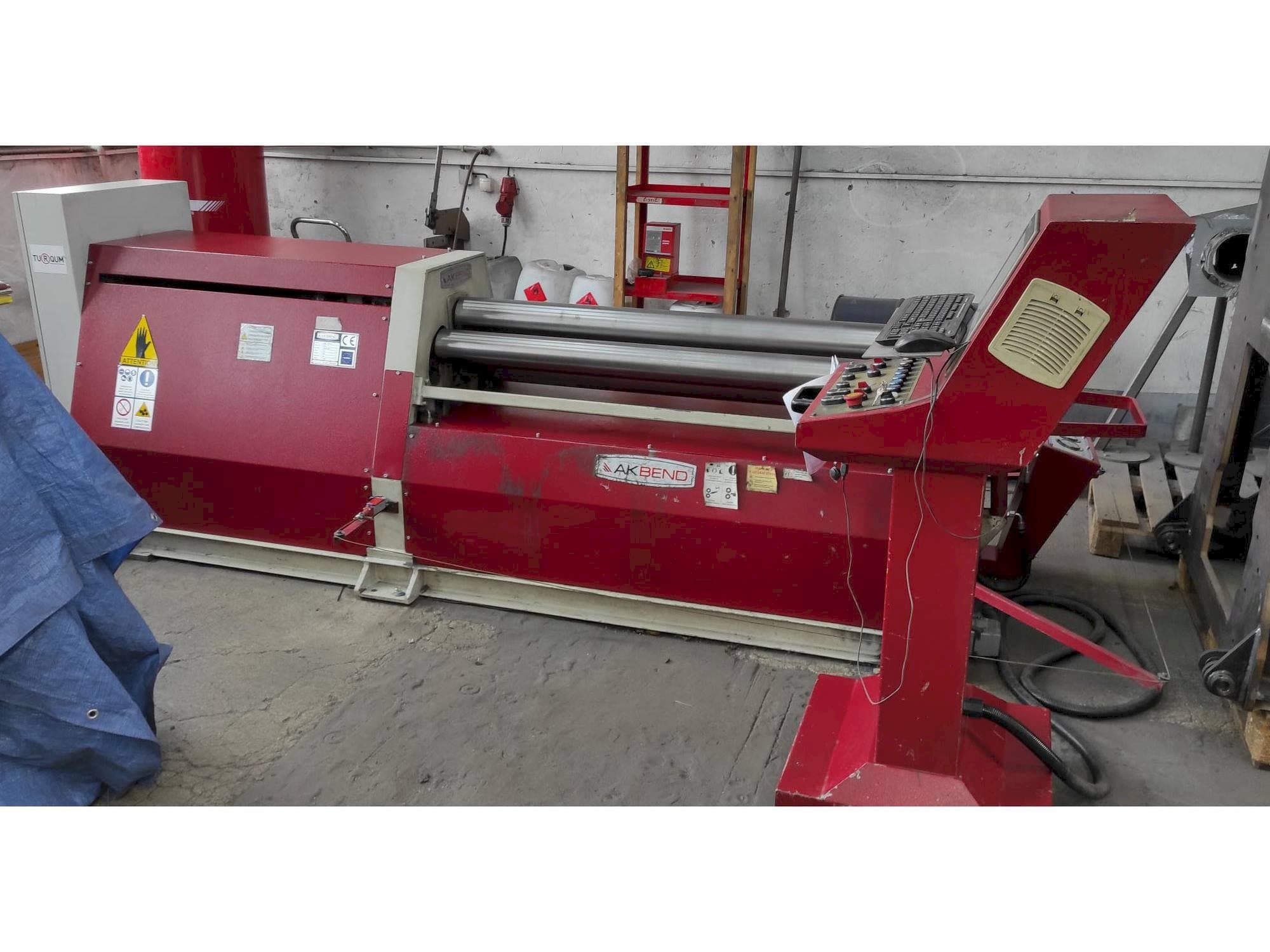 Čelní pohled  na AKBEND AHS 15/4-6  stroj