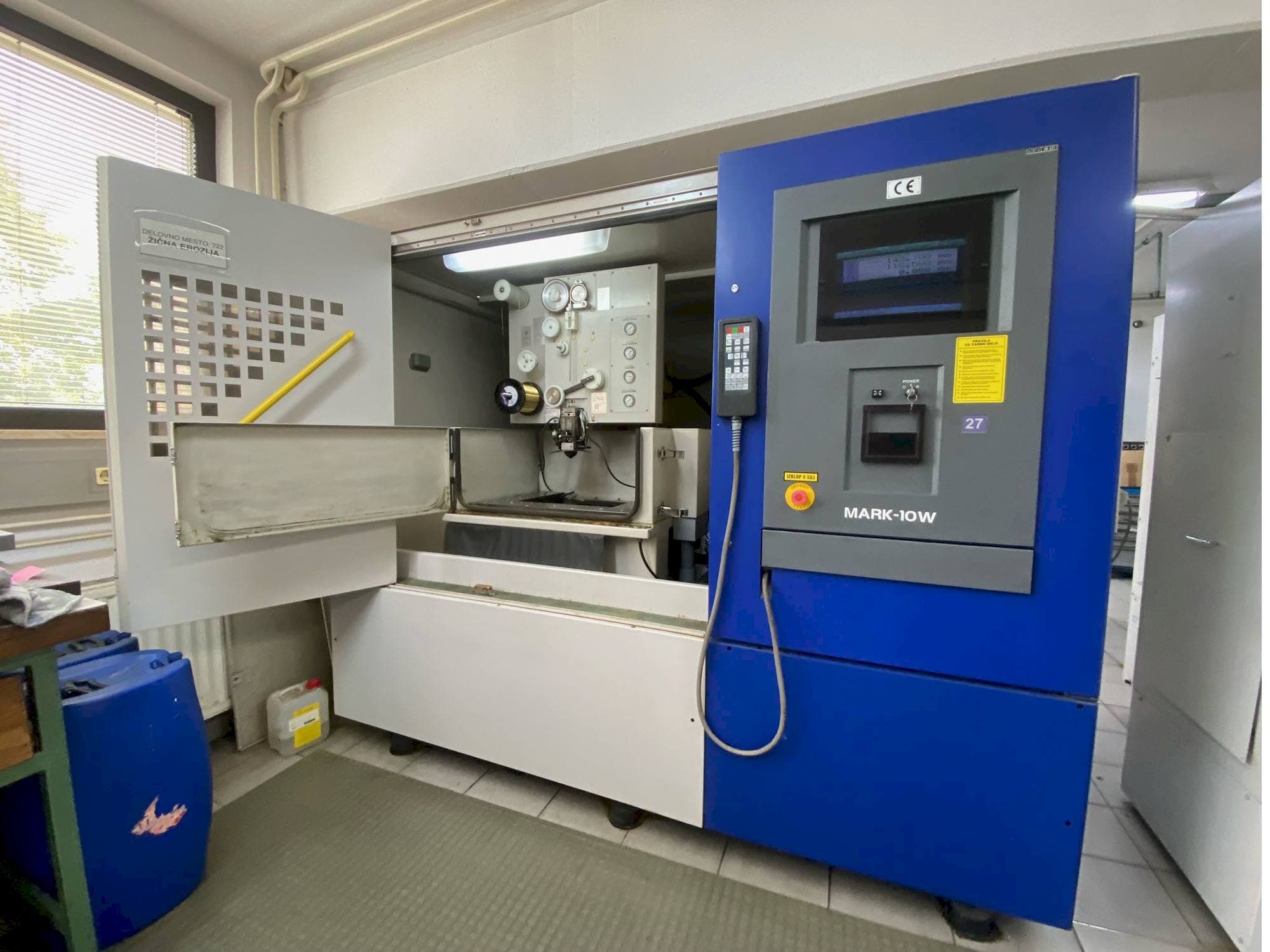 Čelní pohled  na Hitachi 254Y  stroj