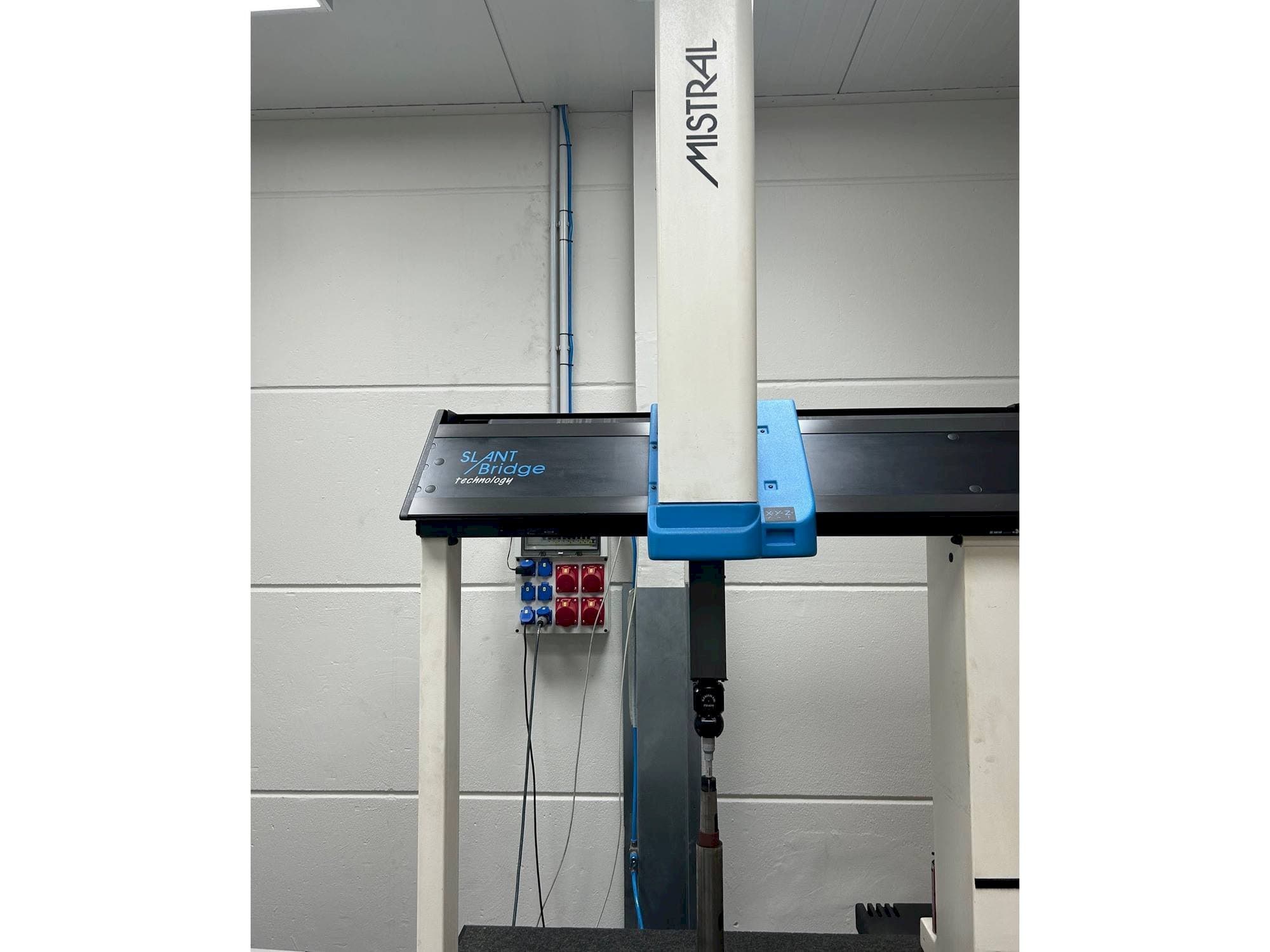 Čelní pohled  na DEA Mistrall  stroj