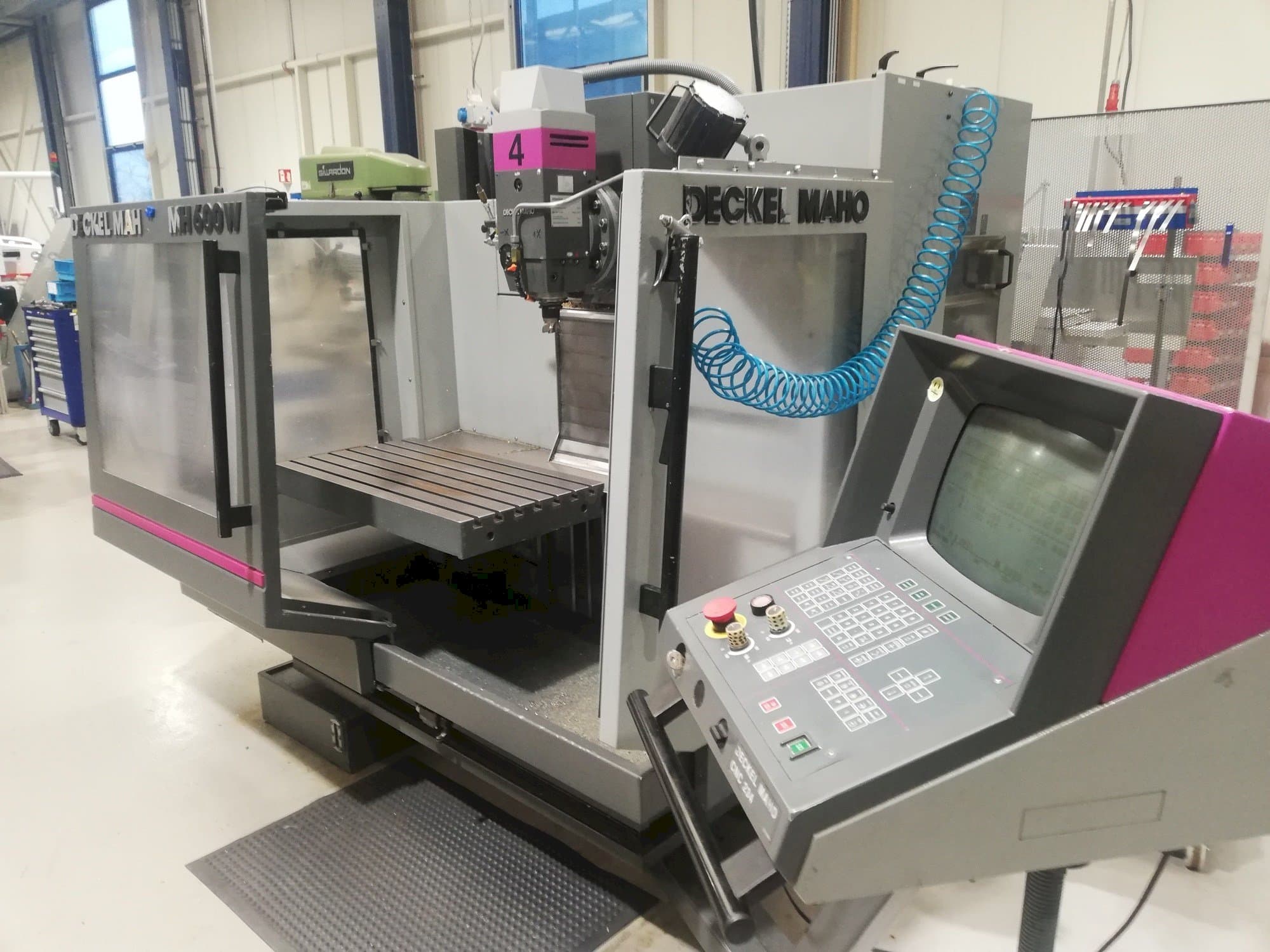 Čelní pohled  na DECKEL MAHO MH 600W  stroj