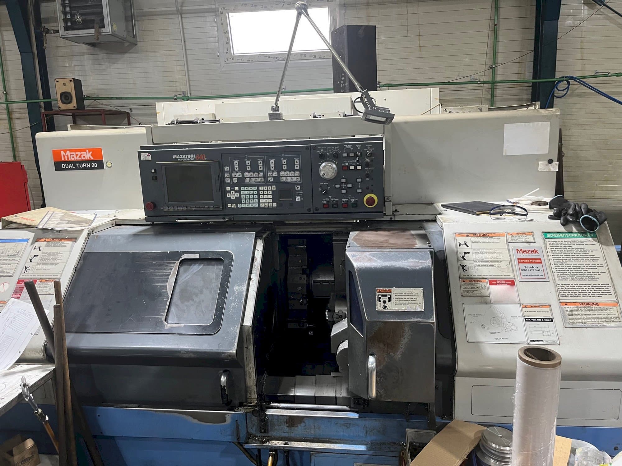 Čelní pohled  na Mazak Dual Turn 20  stroj