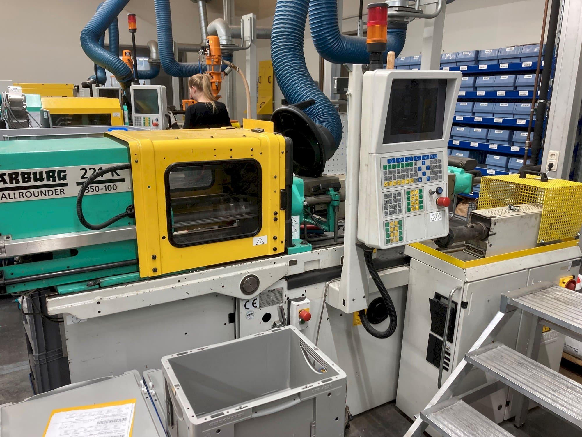 Čelní pohled  na Arburg 221 K 350-100U  stroj