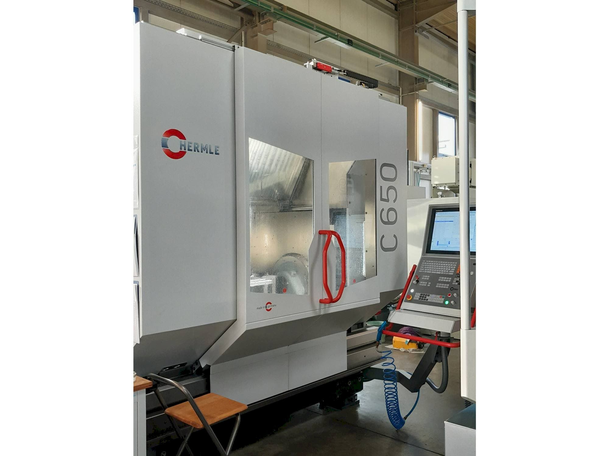 Čelní pohled  na HERMLE C650 U  stroj