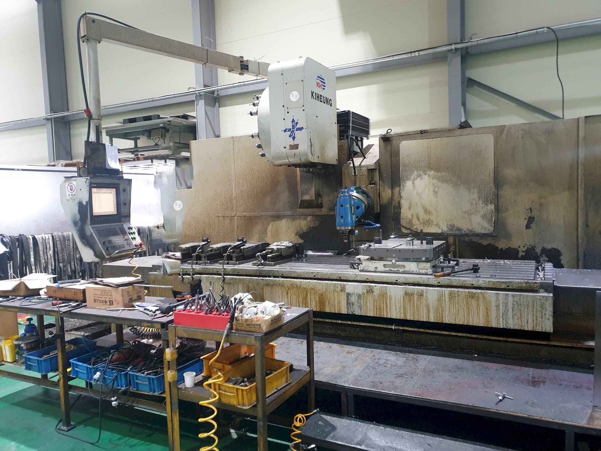 Čelní pohled  na KIHEUNG KNC-U1000  stroj