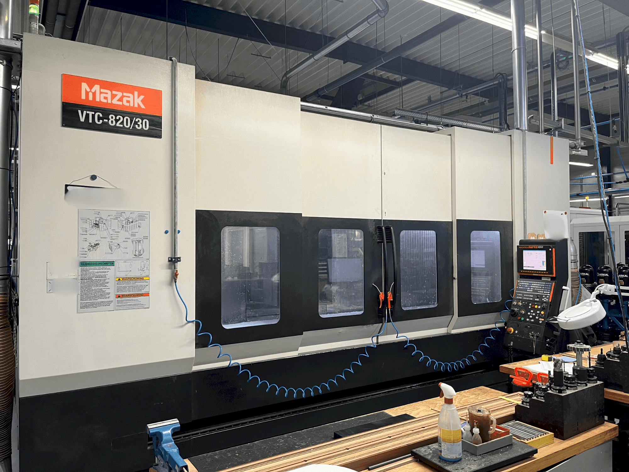 Čelní pohled  na Mazak VTC-820/30  stroj