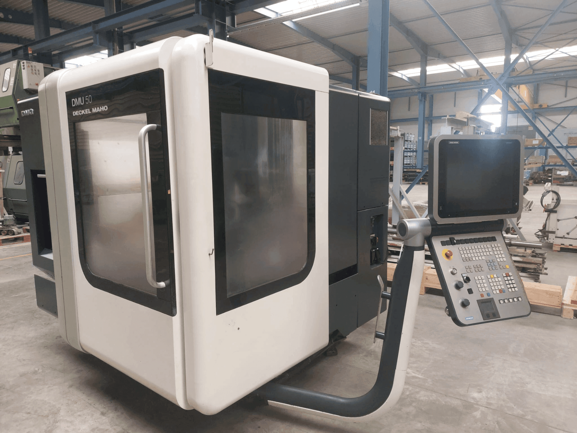 Čelní pohled  na DMG DECKEL MAHO DMU 50  stroj