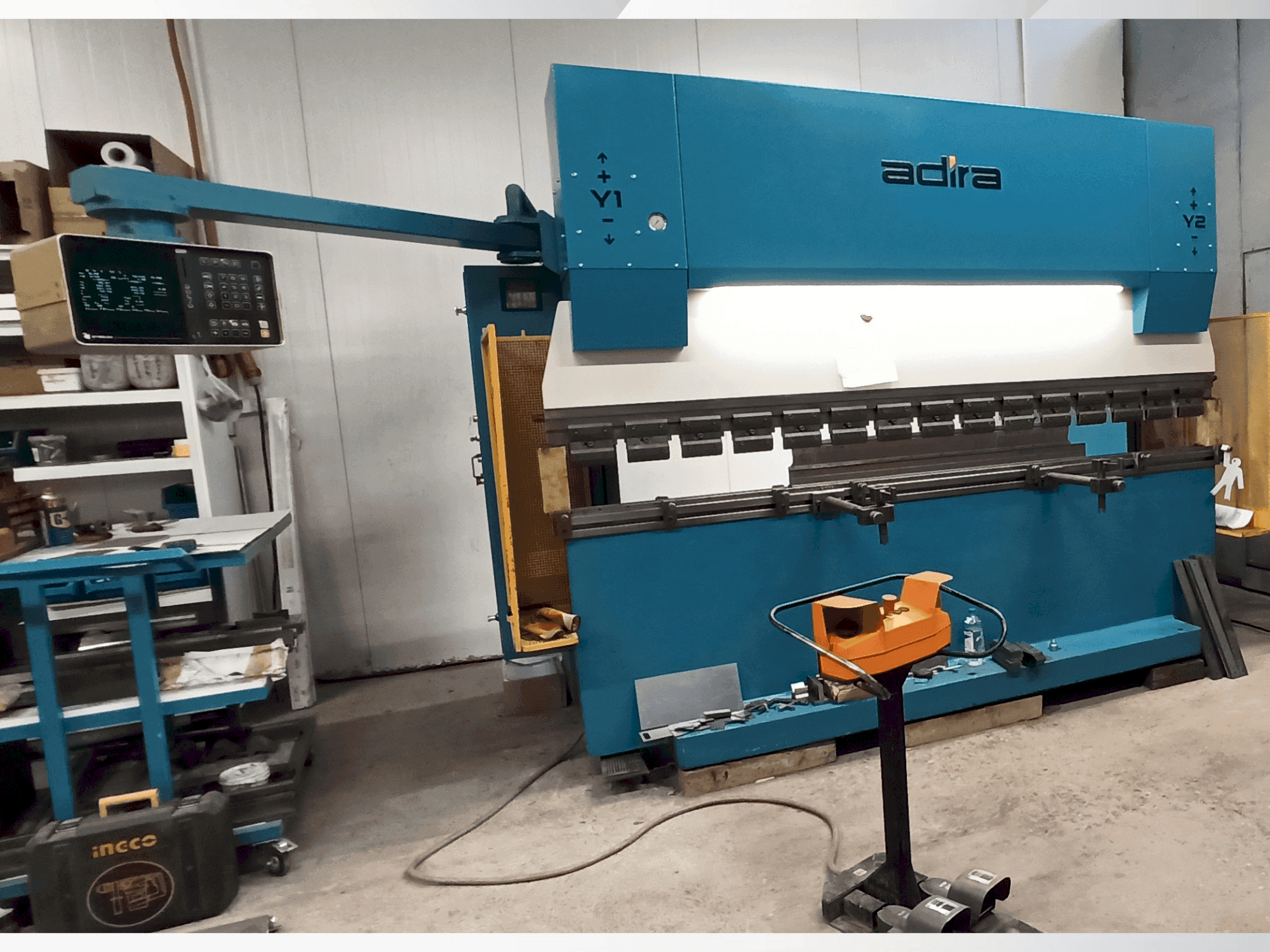 Čelní pohled  na ADIRA QIH-11030 DNC CR  stroj