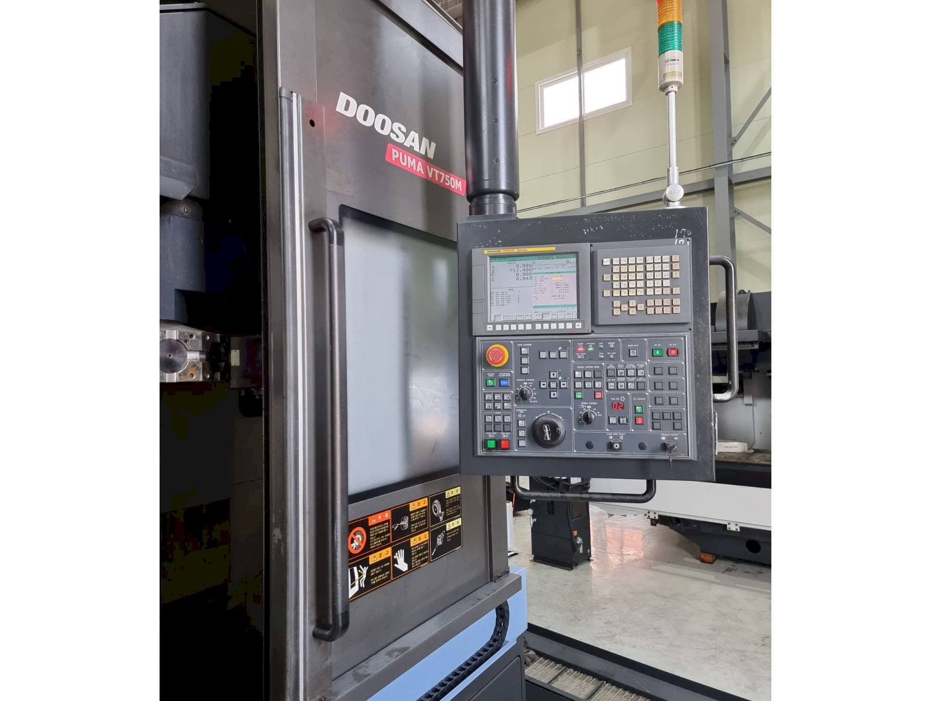 Levý boční pohled  na Doosan Puma VT750M  stroj