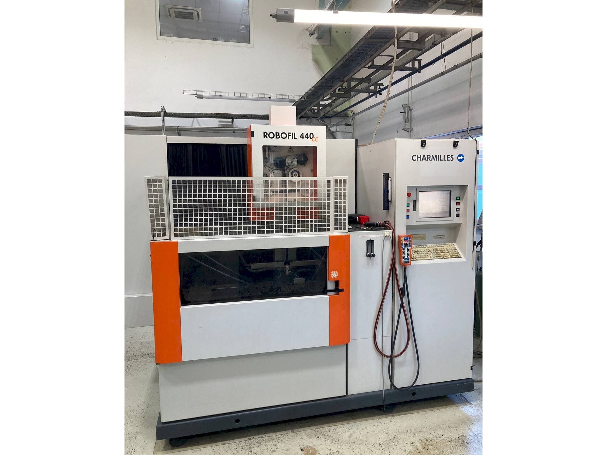 Čelní pohled  na CHARMILLES Robofil 440 CC  stroj