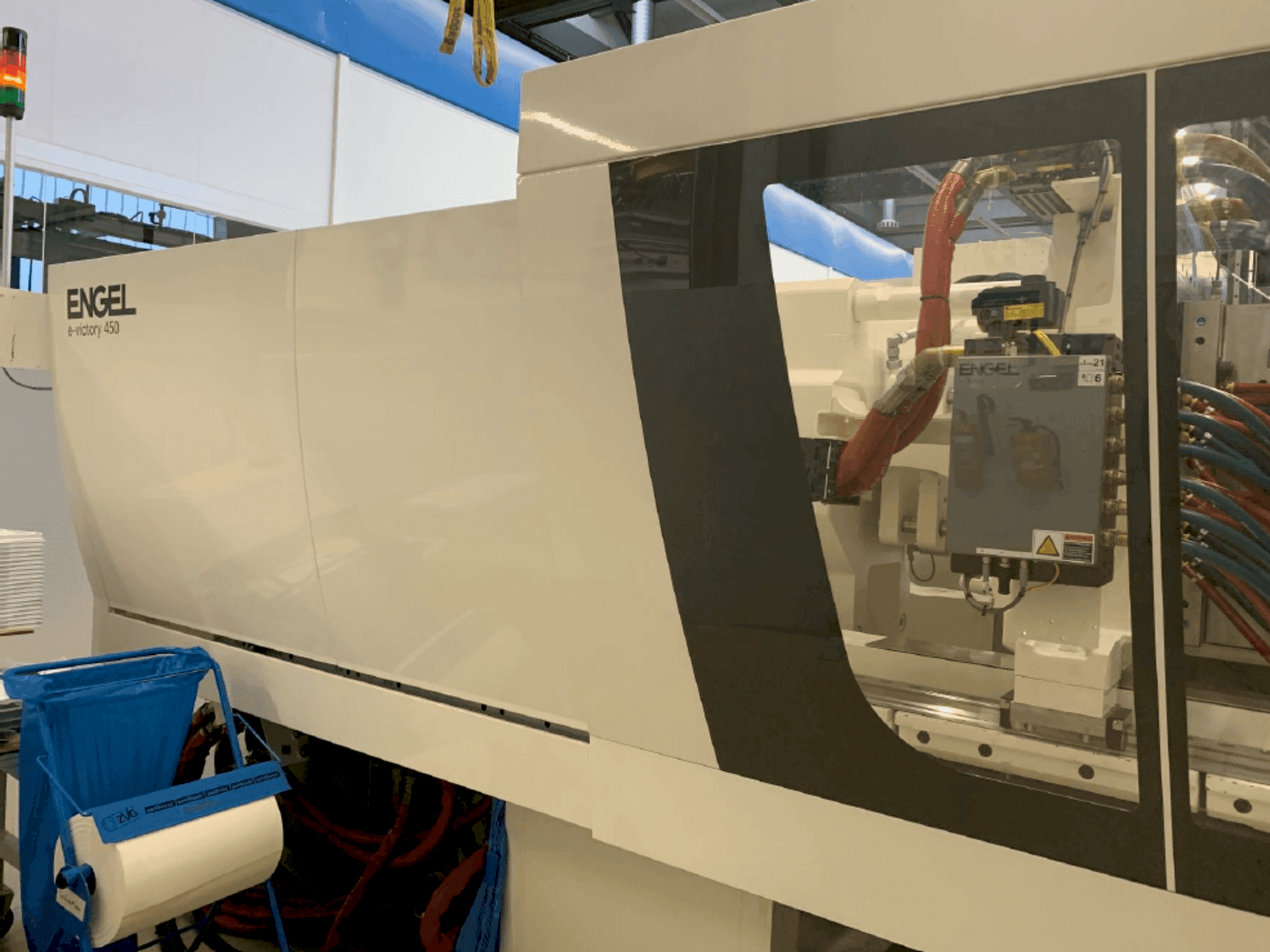 Čelní pohled  na Engel e-Victory 740/450 US  stroj