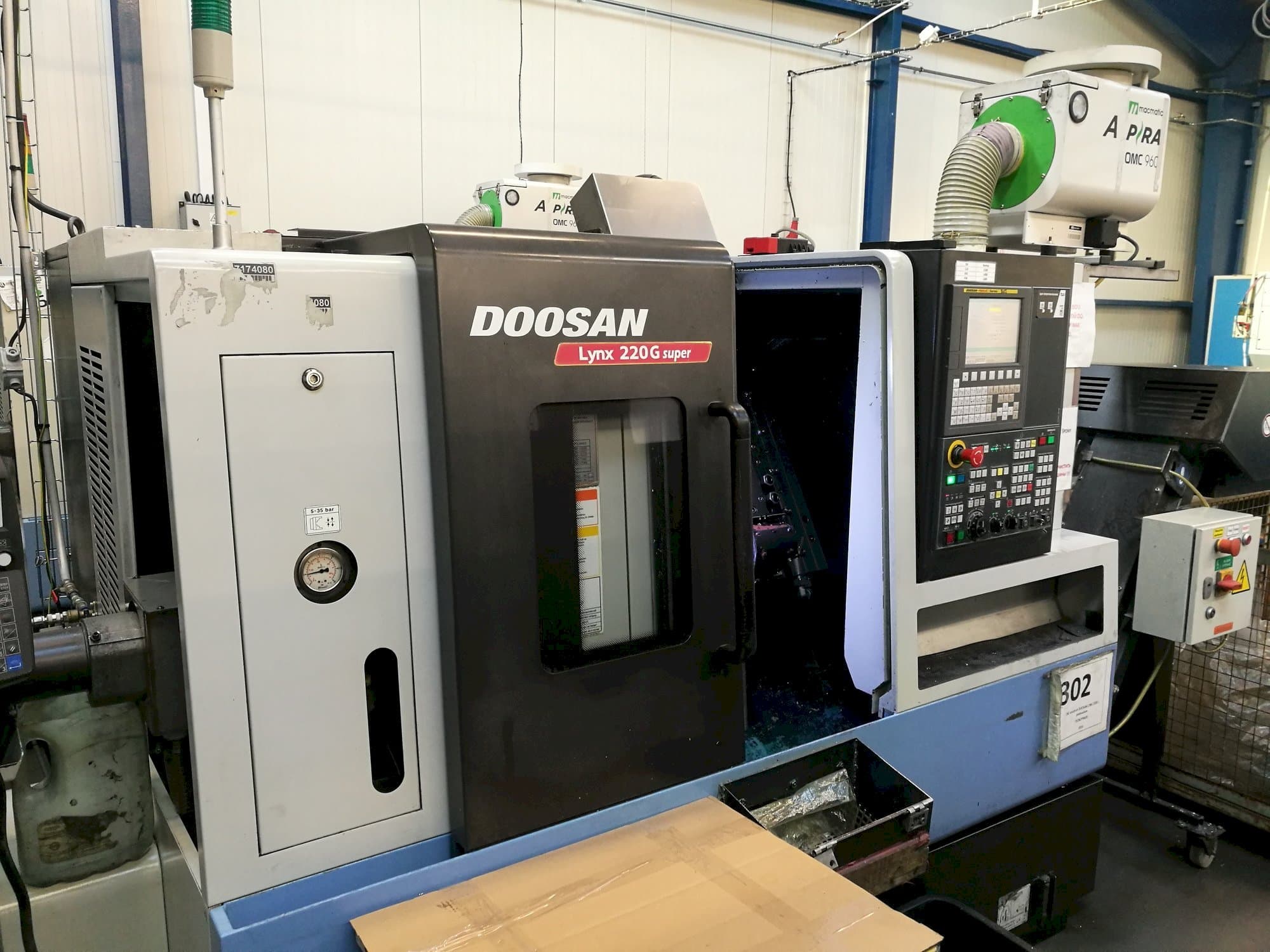 Čelní pohled  na Doosan Lynx 220GA  stroj