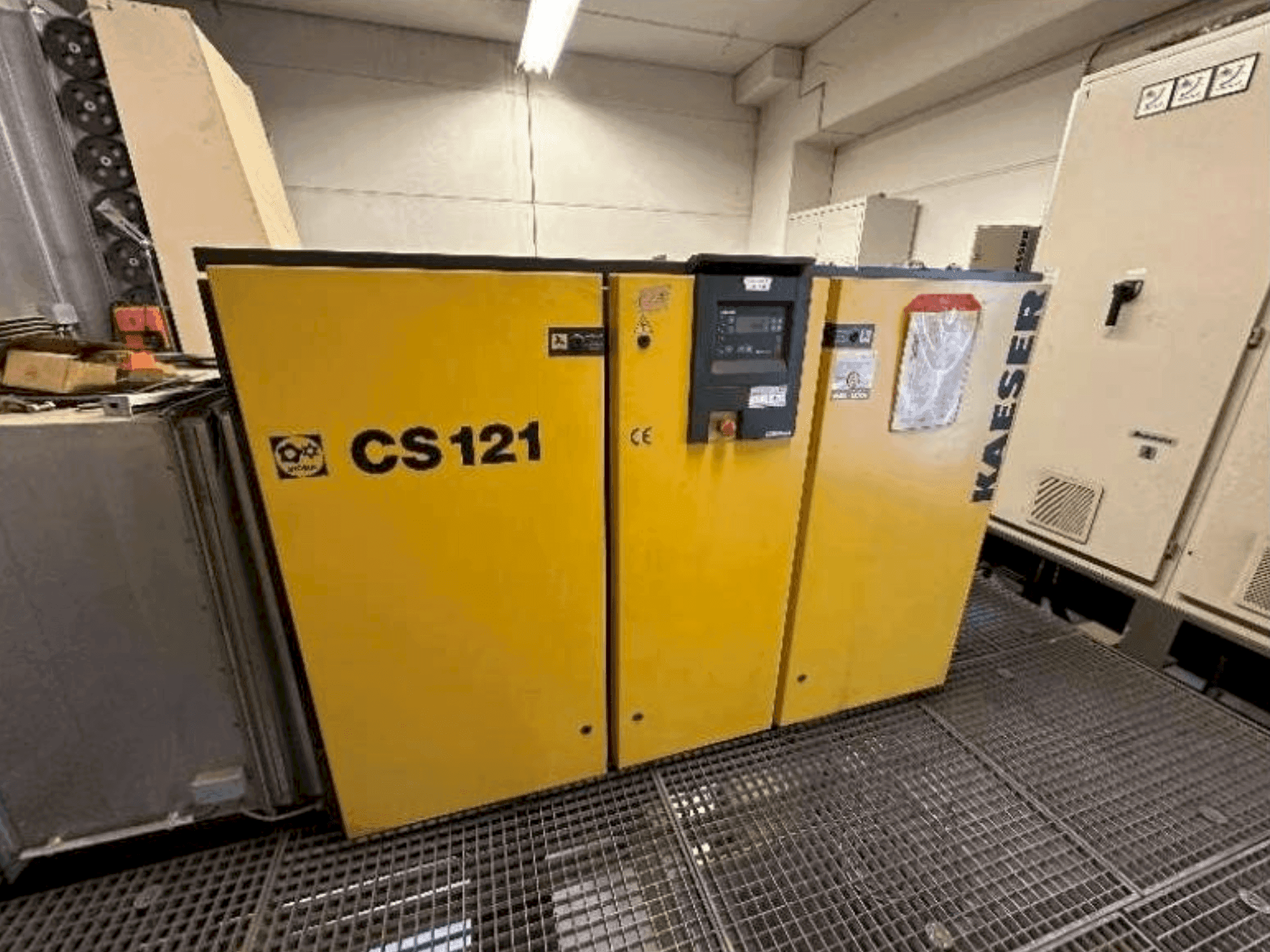 Čelní pohled  na KAESER Compressor System  stroj