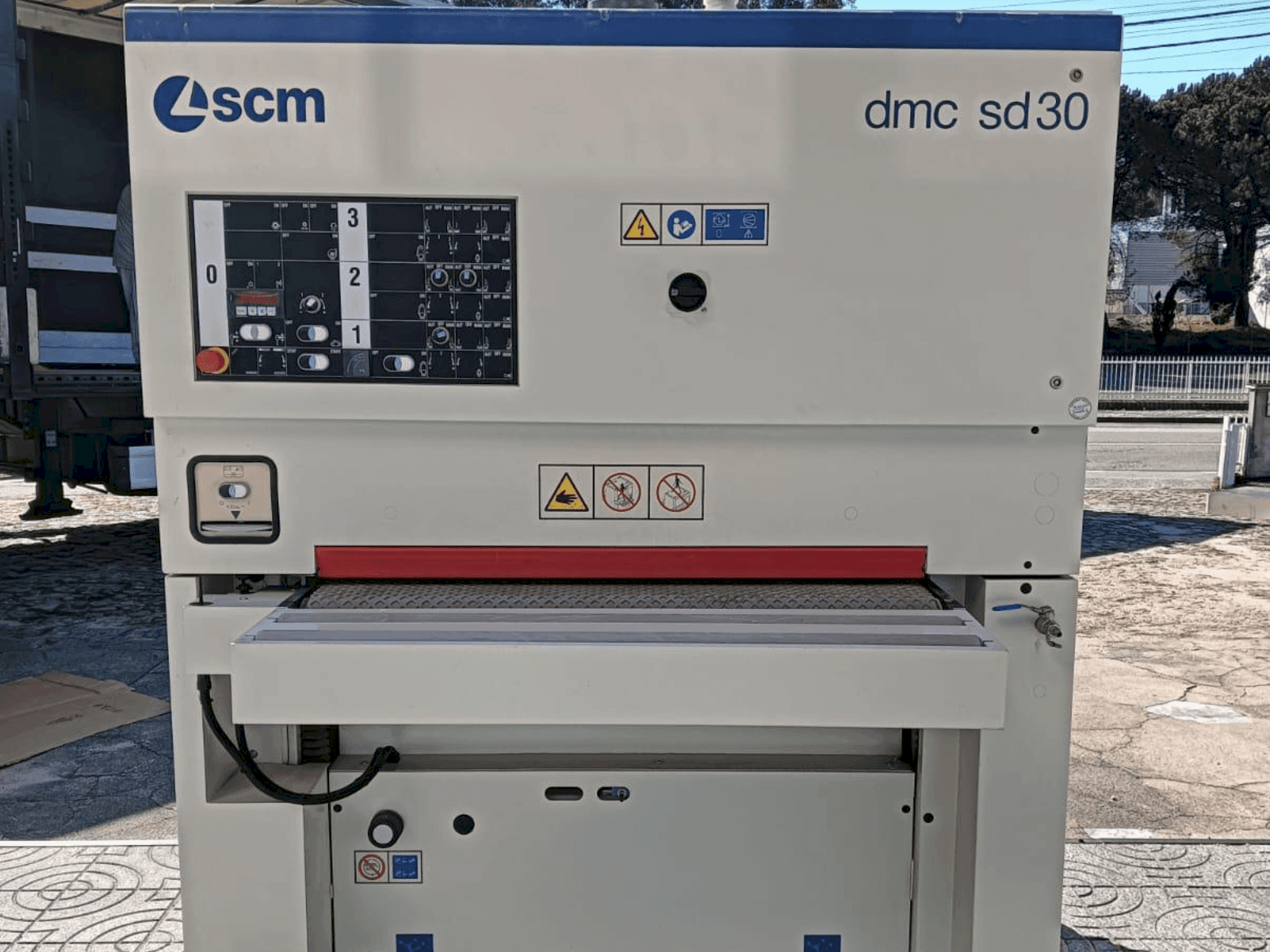 Čelní pohled  na SMCTL DMC SD 30 RCS 110  stroj