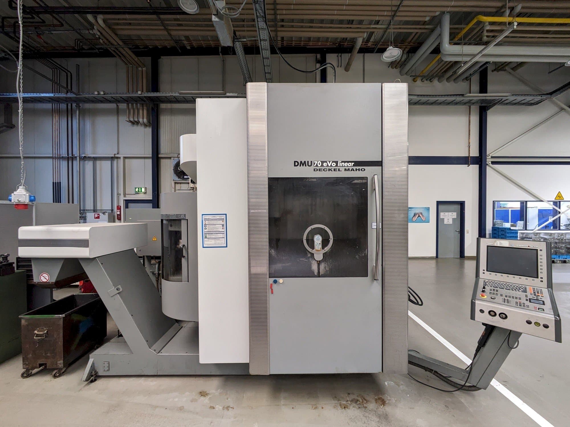 Čelní pohled  na DECKEL MAHO DMU70 eVo linear  stroj