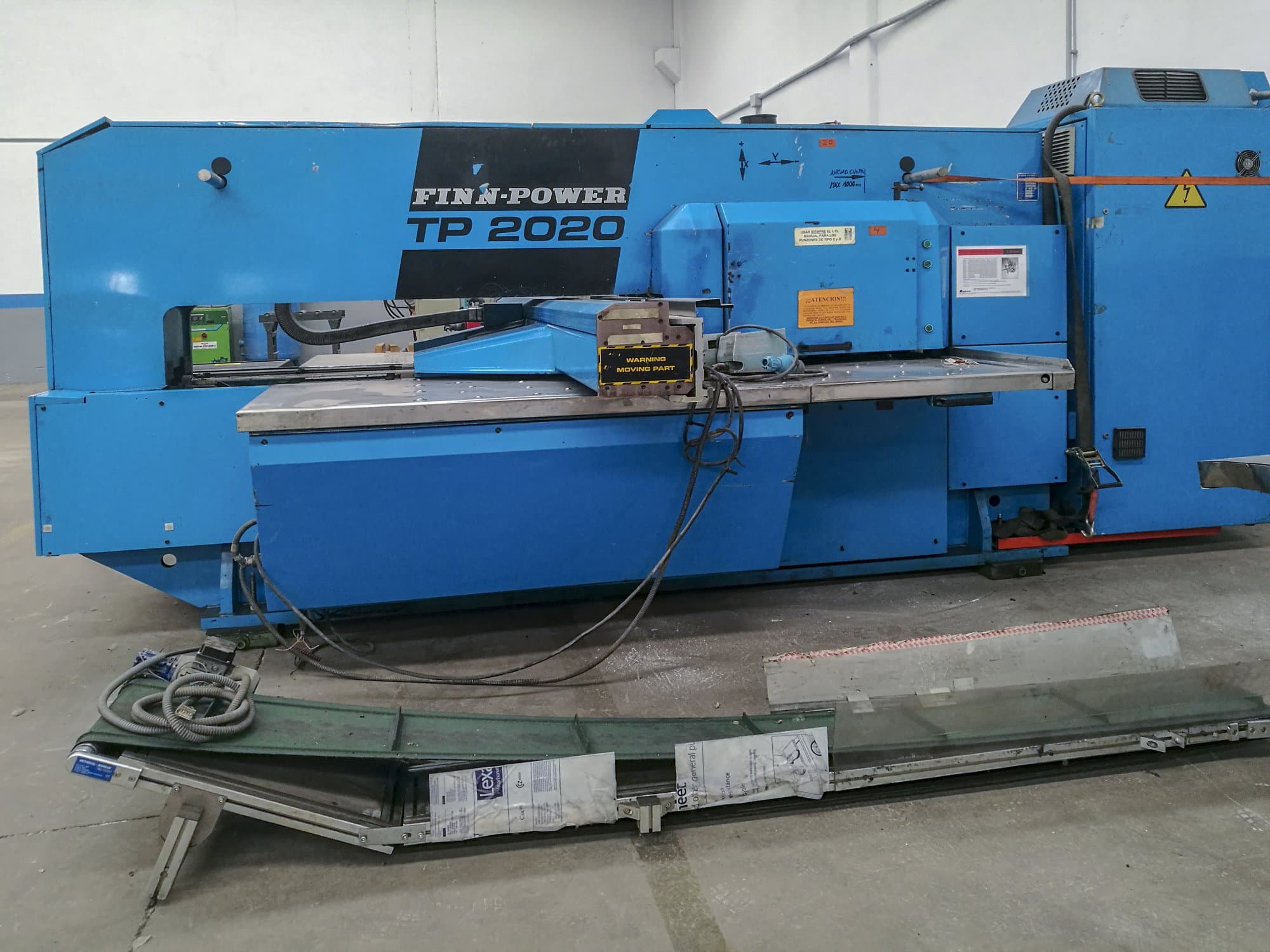 Čelní pohled  na Finn-Power TP 2020 stroj