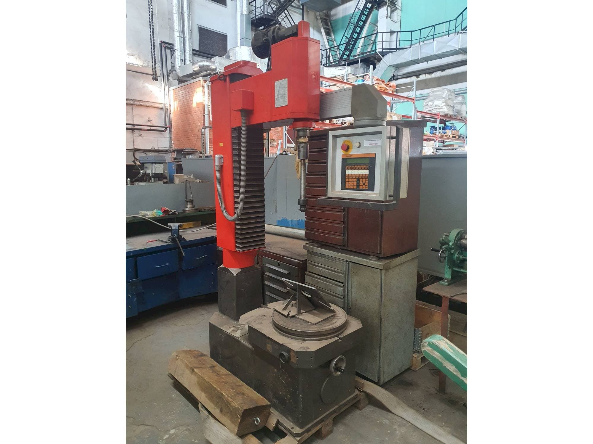 Čelní pohled  na TAUMELUS III N  stroj