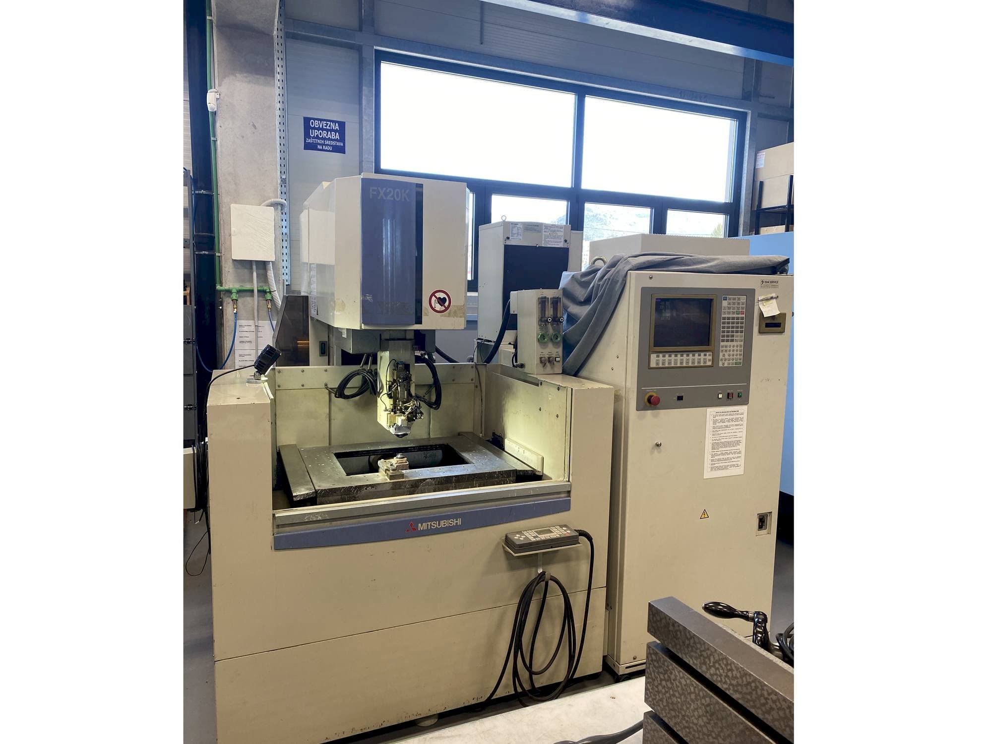 Čelní pohled  na Mitsubishi FX20K  stroj