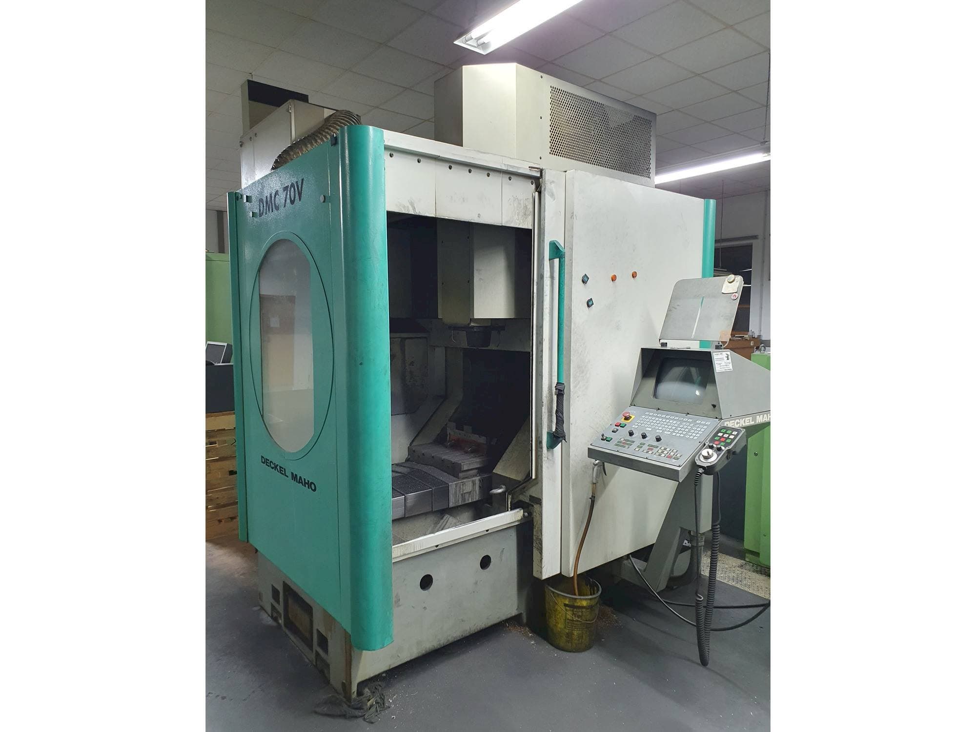 Čelní pohled  na DMG DMC 70 V  stroj