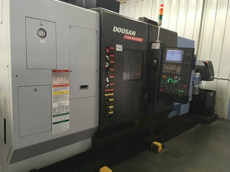 Čelní pohled  na Doosan Puma MX 2100 ST  stroj