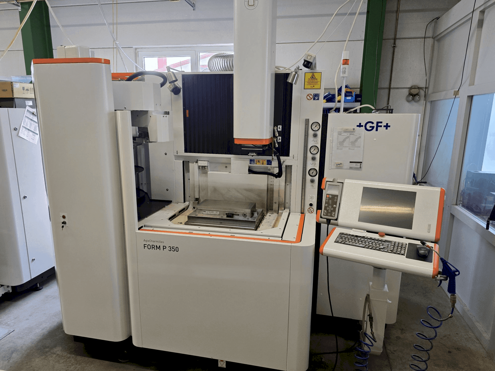 Čelní pohled  na AgieCharmilles FORM P 350  stroj