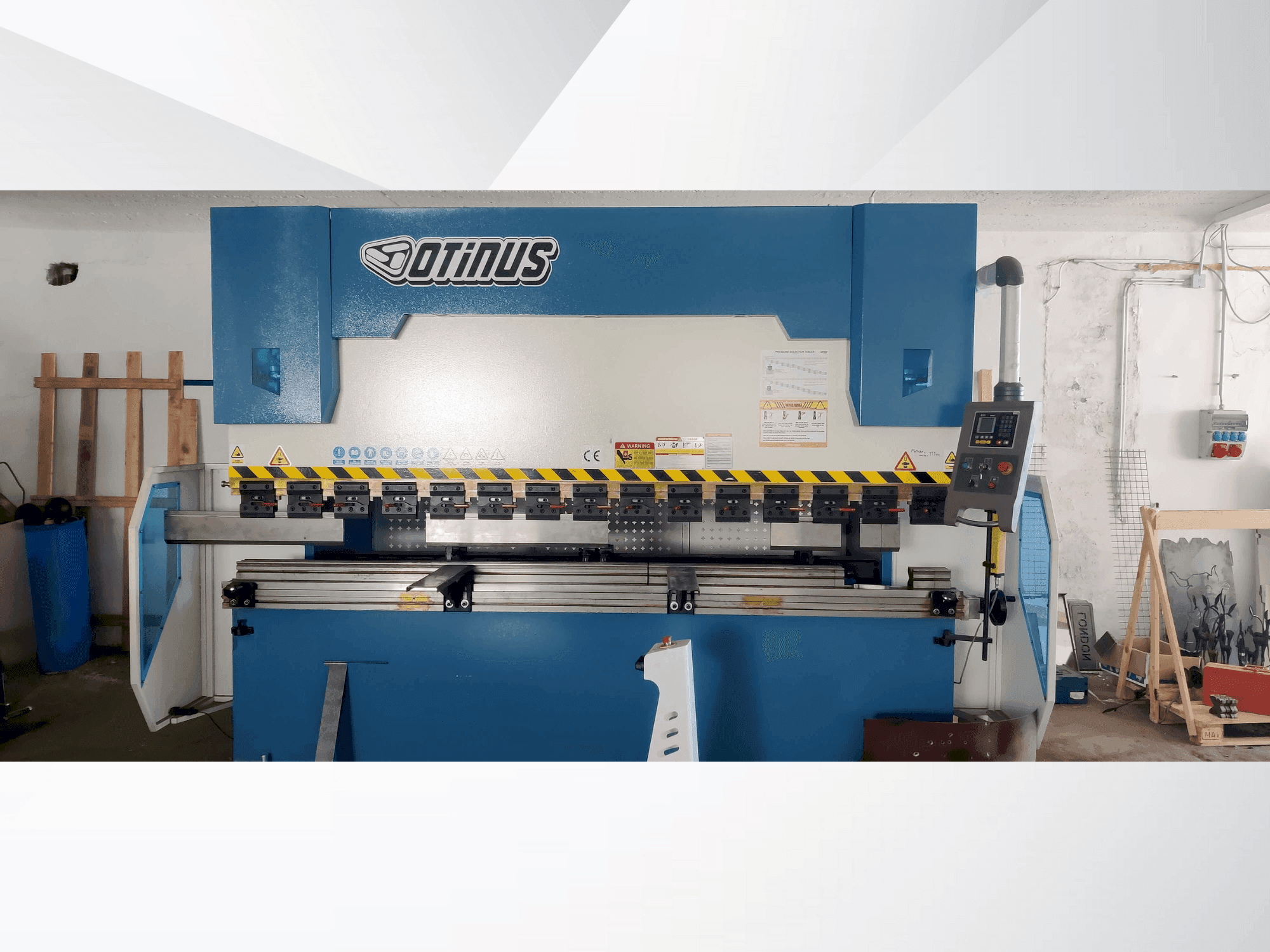 Čelní pohled  na OTINUS 2312N  stroj